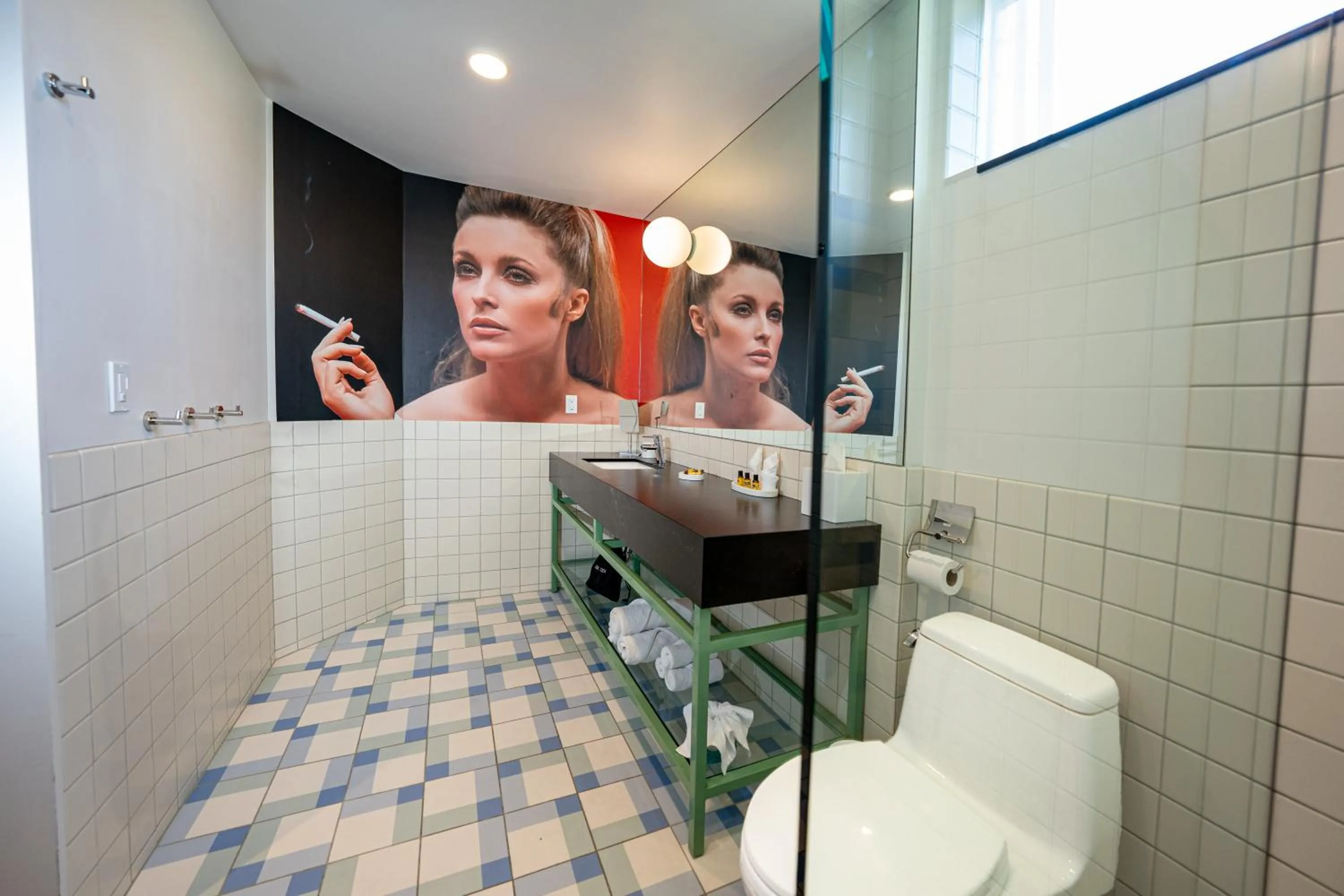 Shower in The Hollywood Franklin Hotel near Universal Studios