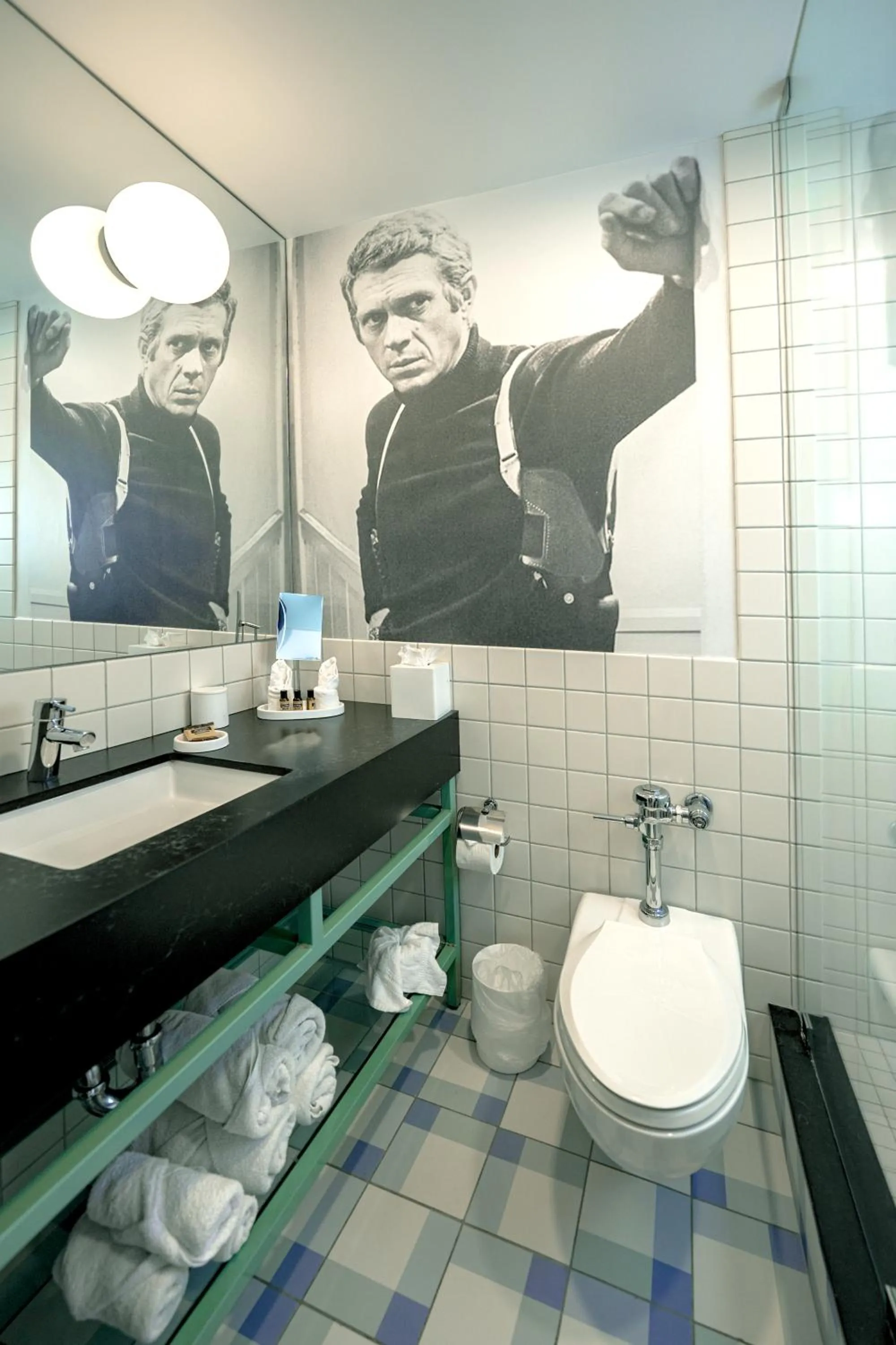 Shower in The Hollywood Franklin Hotel near Universal Studios