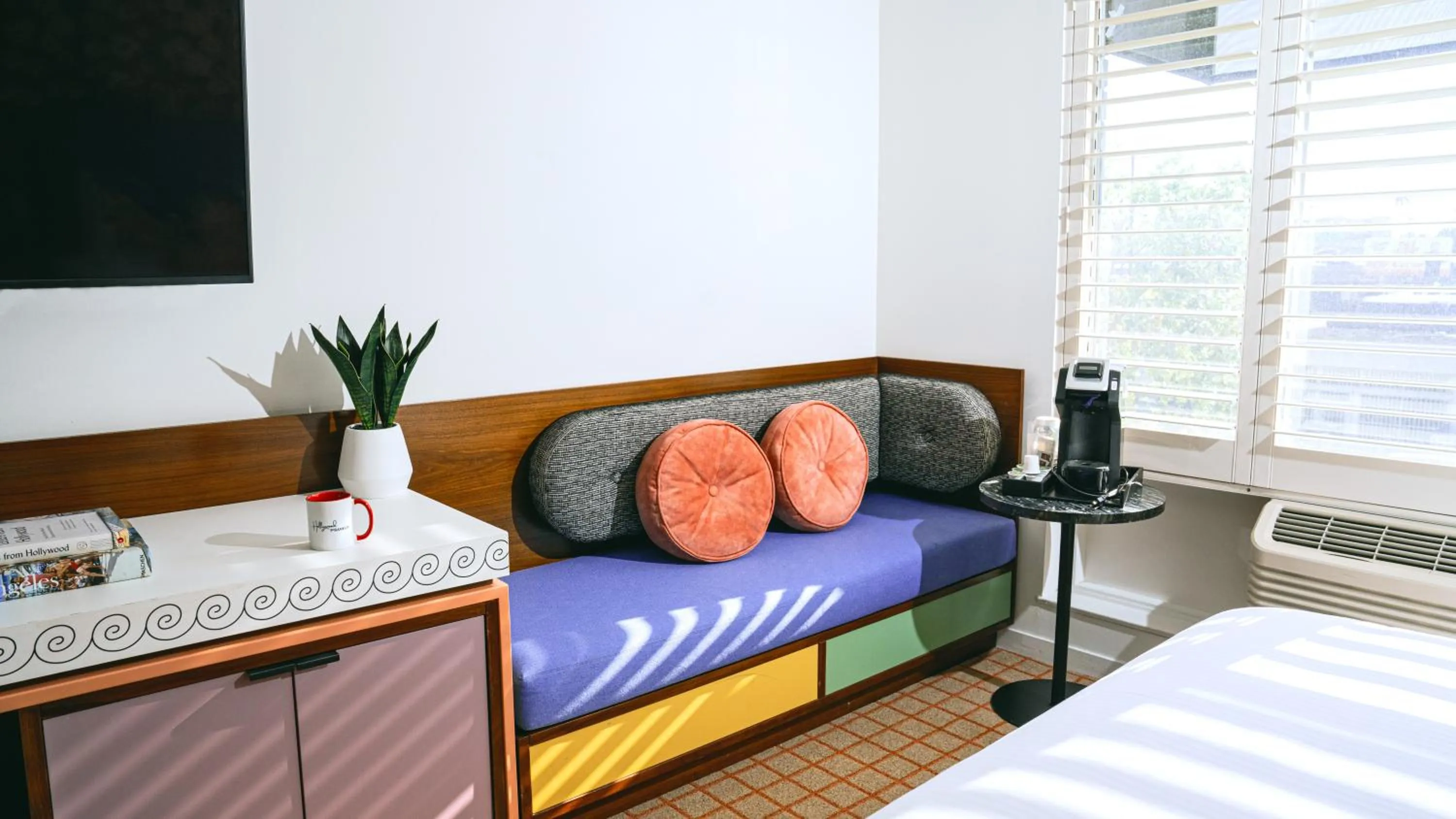 TV and multimedia, Bed in The Hollywood Franklin Hotel near Universal Studios