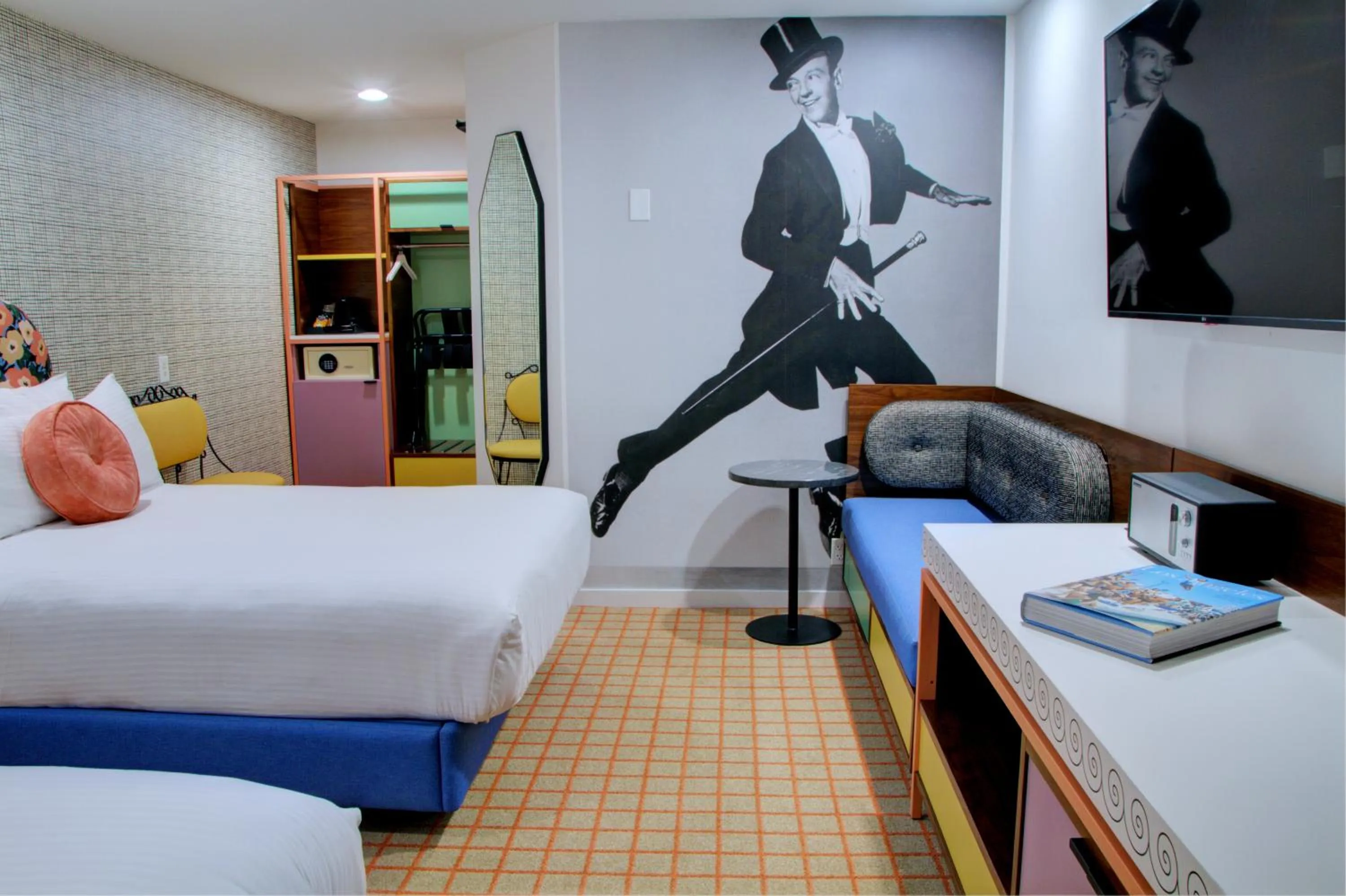 TV and multimedia, Bed in The Hollywood Franklin Hotel near Universal Studios