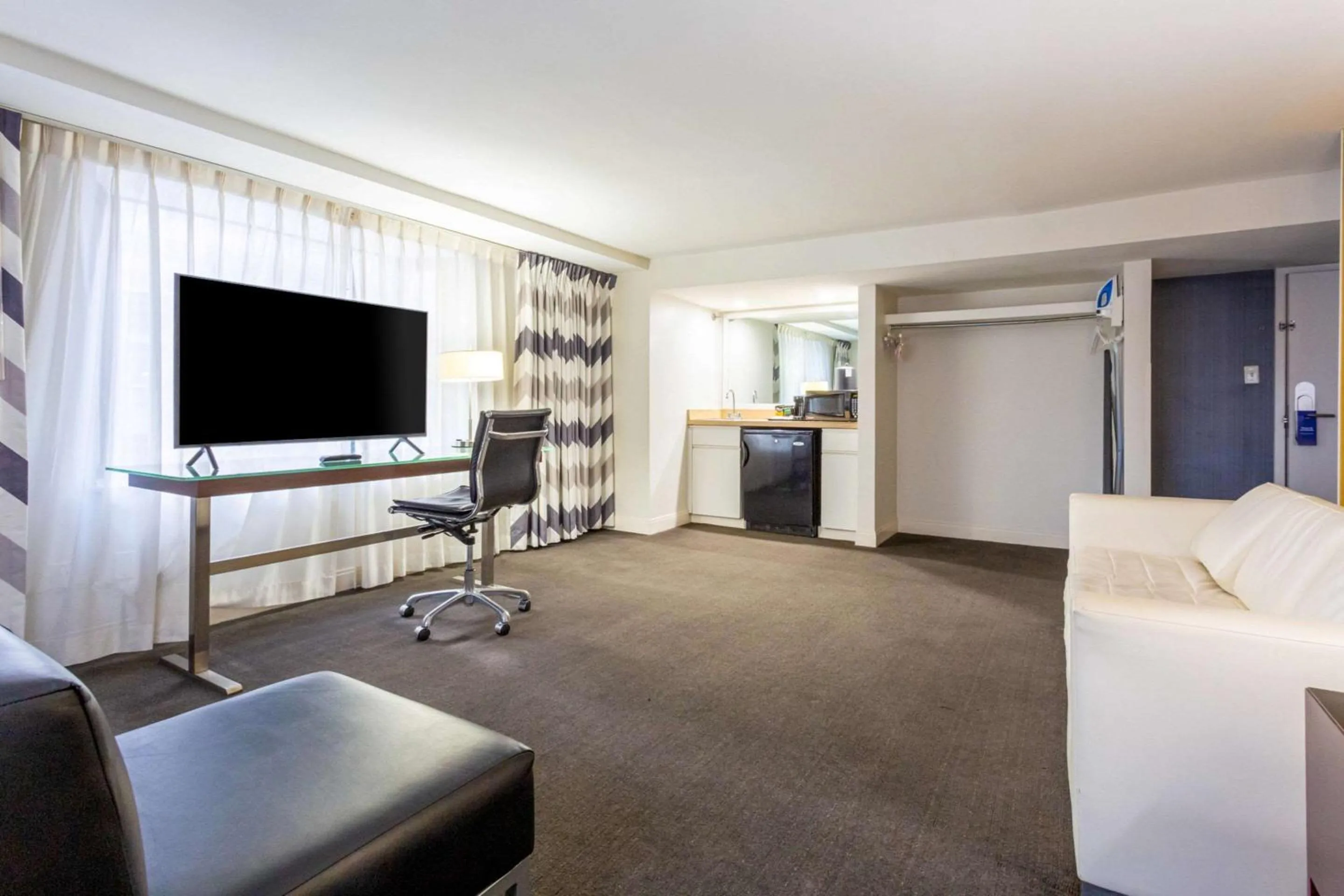 Photo of the whole room in Comfort Inn & Suites Baltimore Inner Harbor