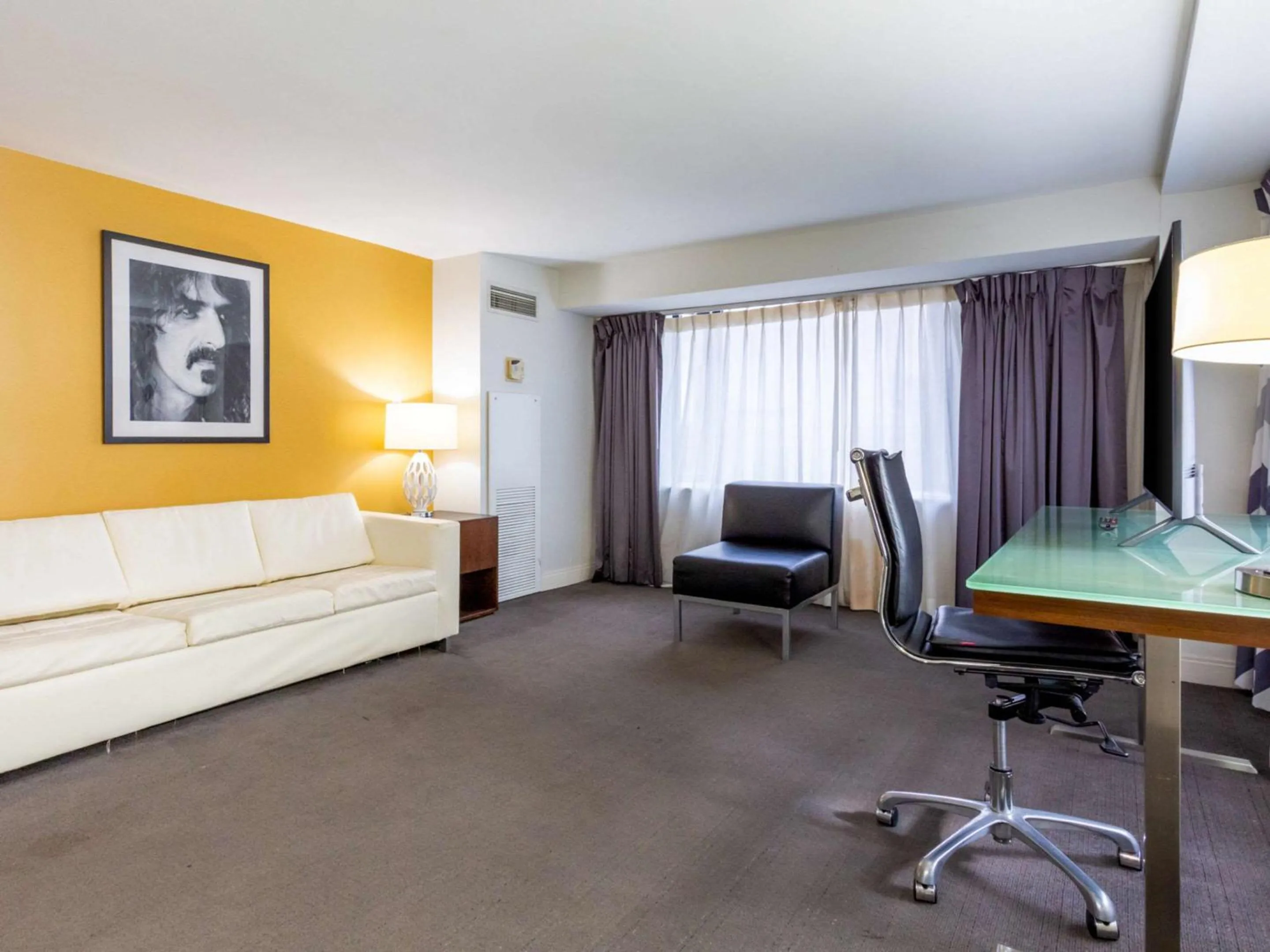 Photo of the whole room in Comfort Inn & Suites Baltimore Inner Harbor