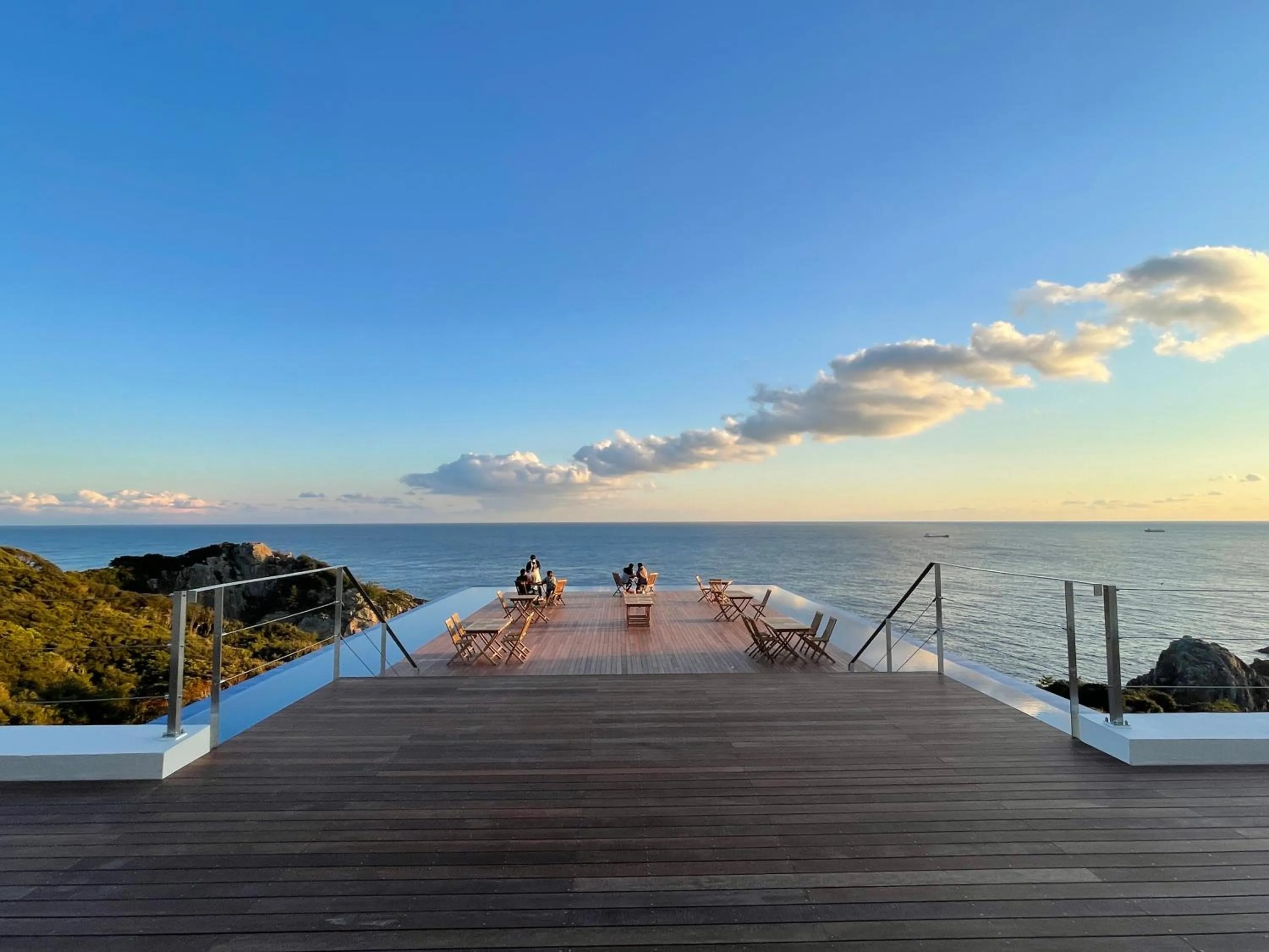 Restaurant/places to eat in TheMana Village