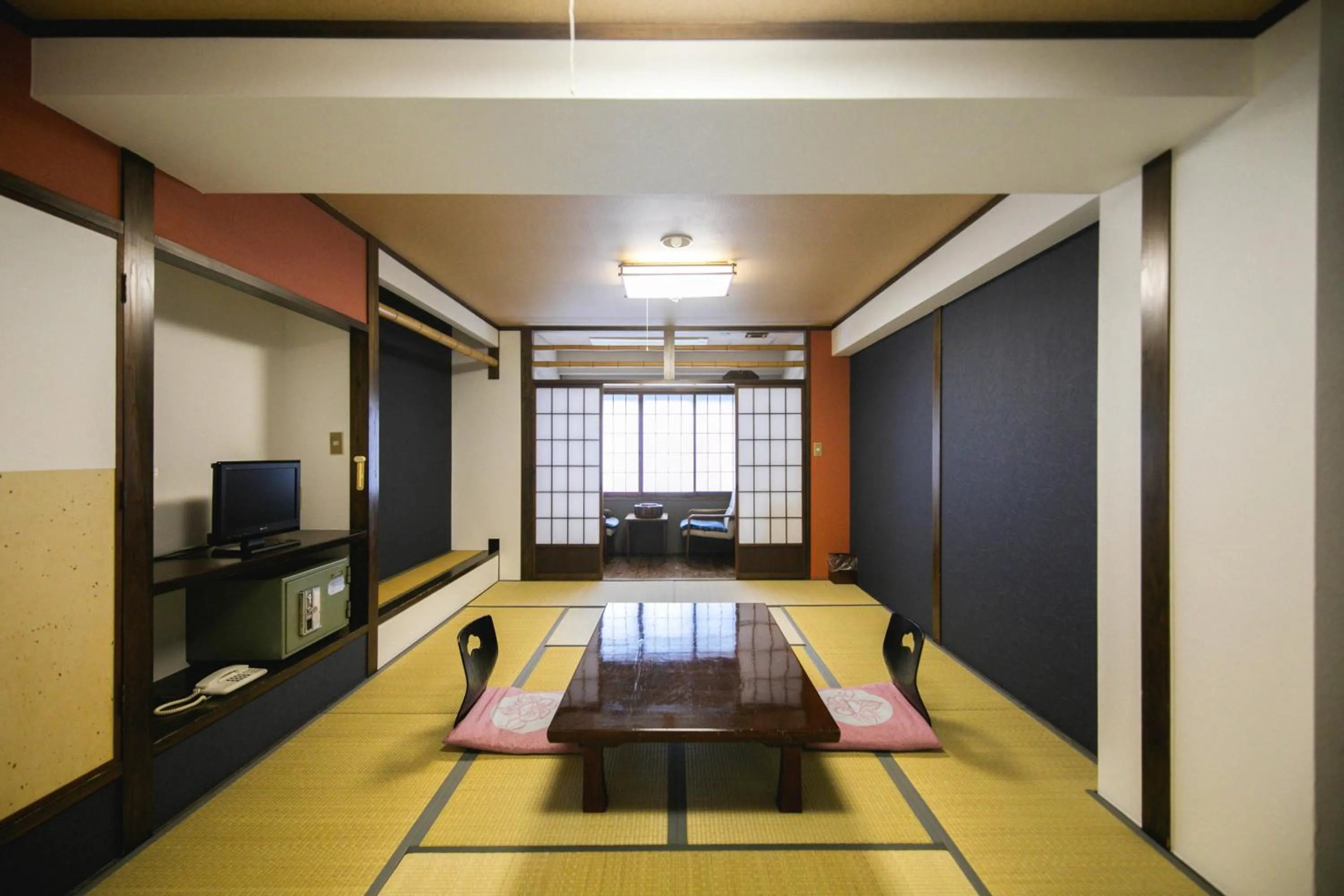 Photo of the whole room in TheMana Village