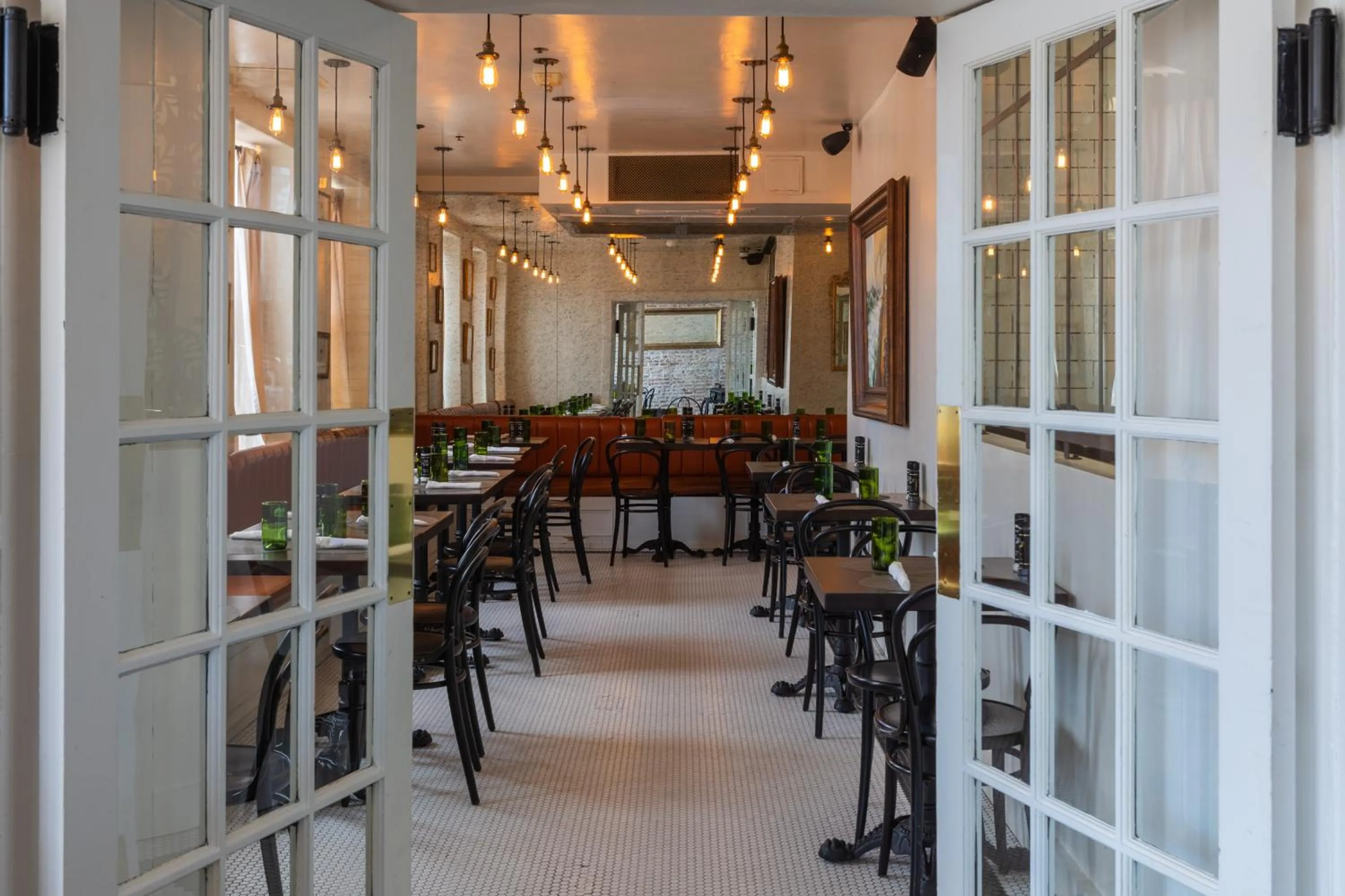 Restaurant/places to eat in Admiral Fell Inn Baltimore Harbor, Ascend Hotel Collection