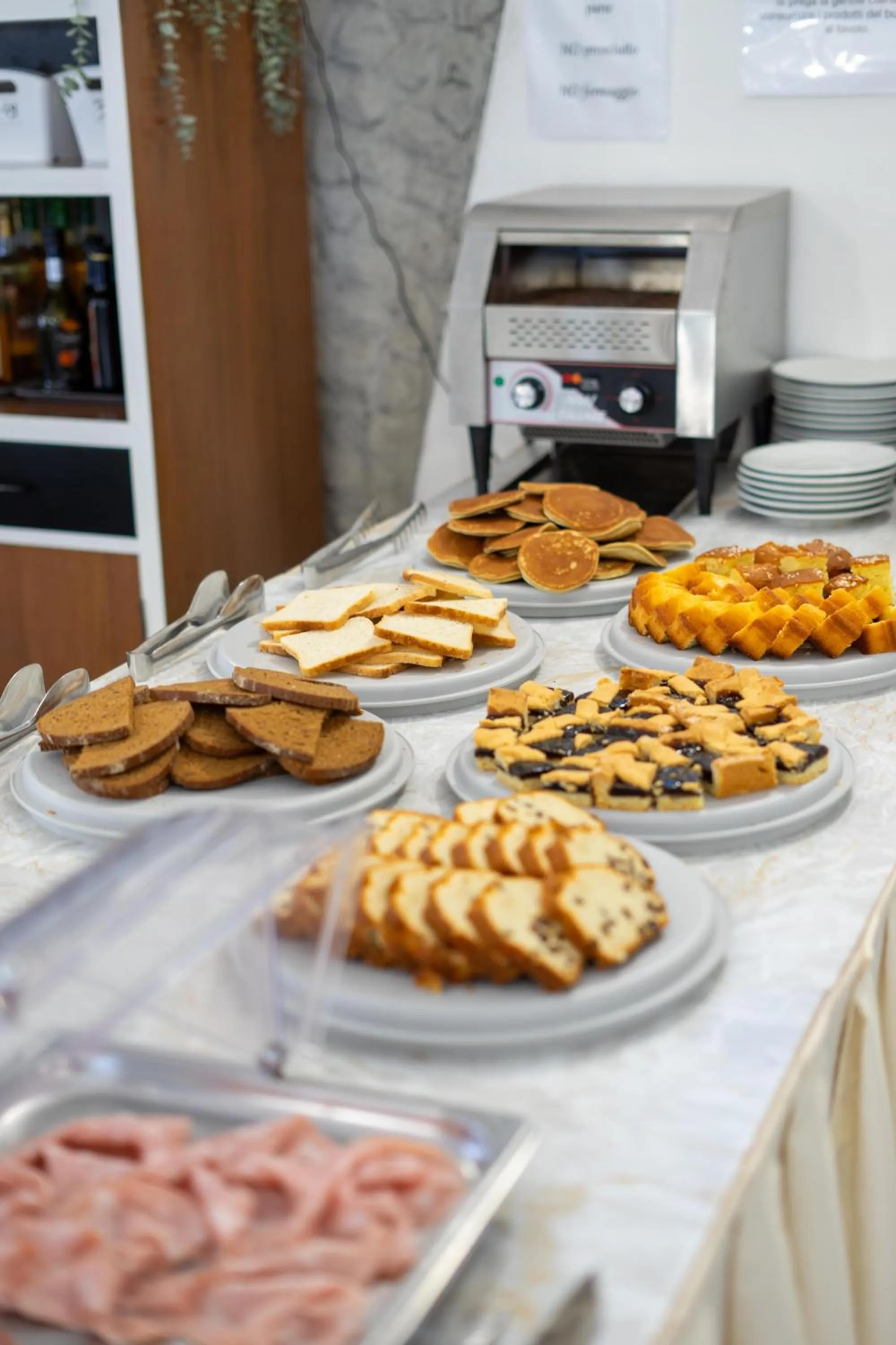 Restaurant/places to eat in Eden Park Hotel