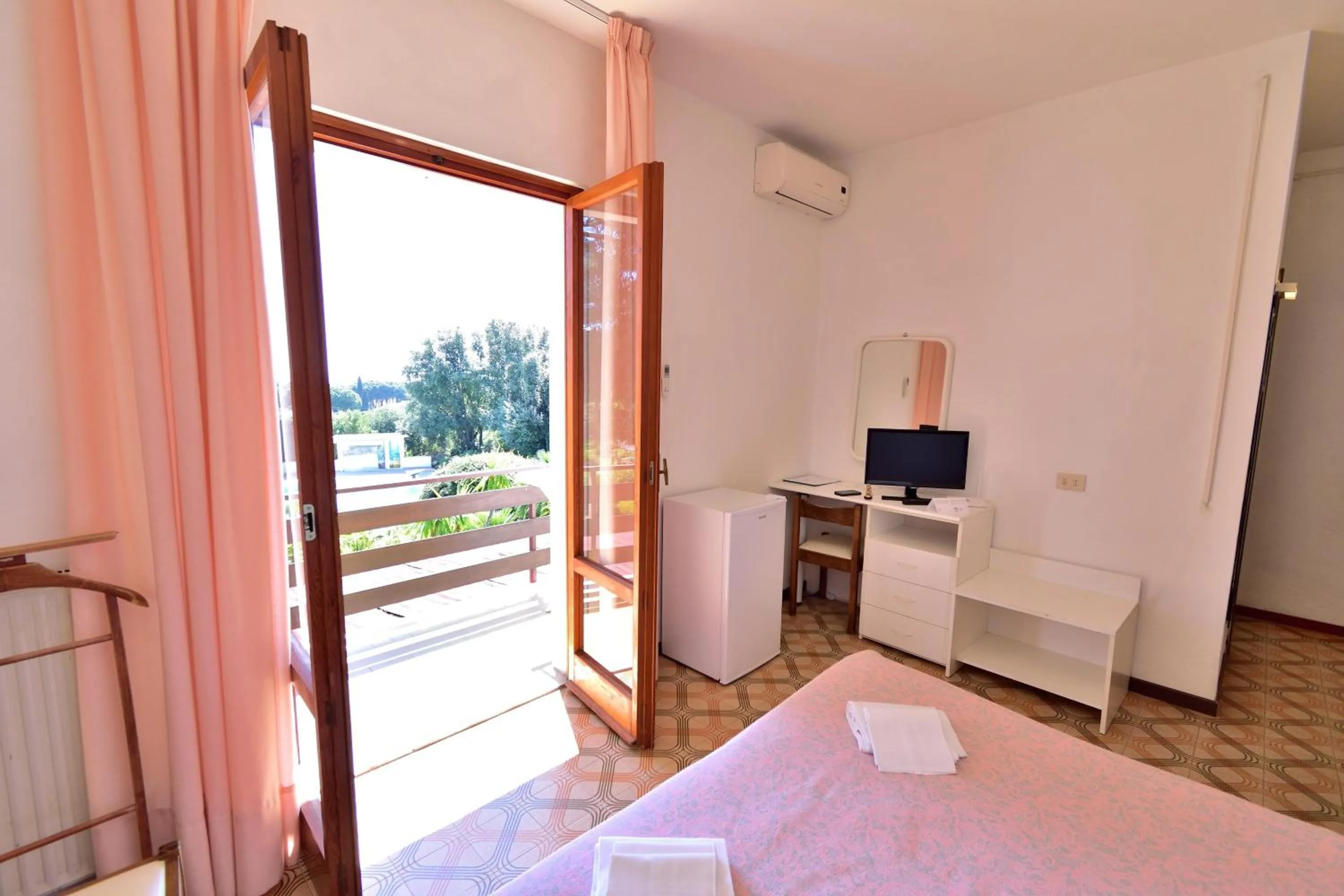 Balcony/Terrace, Bed in Eden Park Hotel