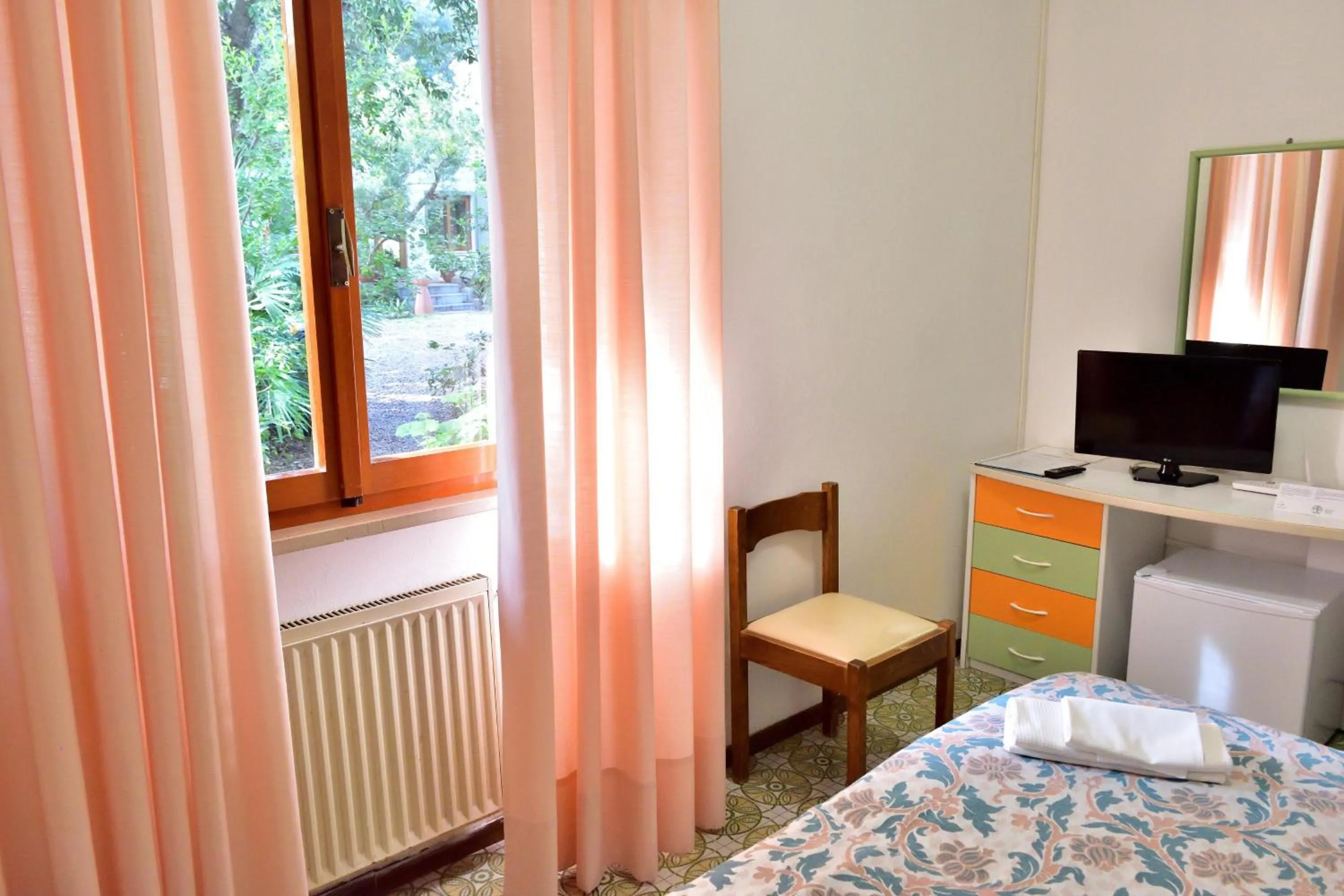 Bedroom, Bed in Eden Park Hotel