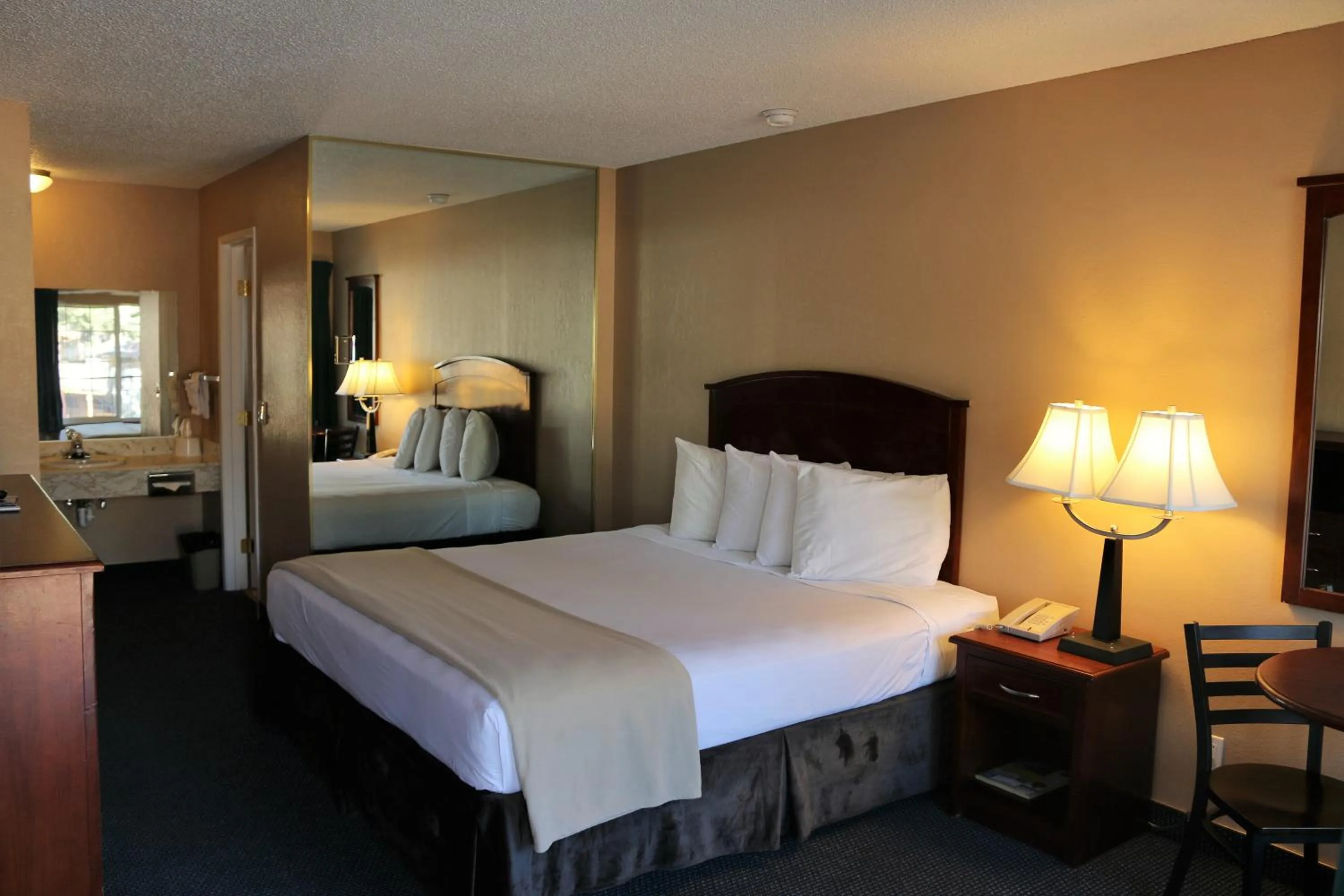 Photo of the whole room, Bed in Bluelake Inn @ Heavenly Village