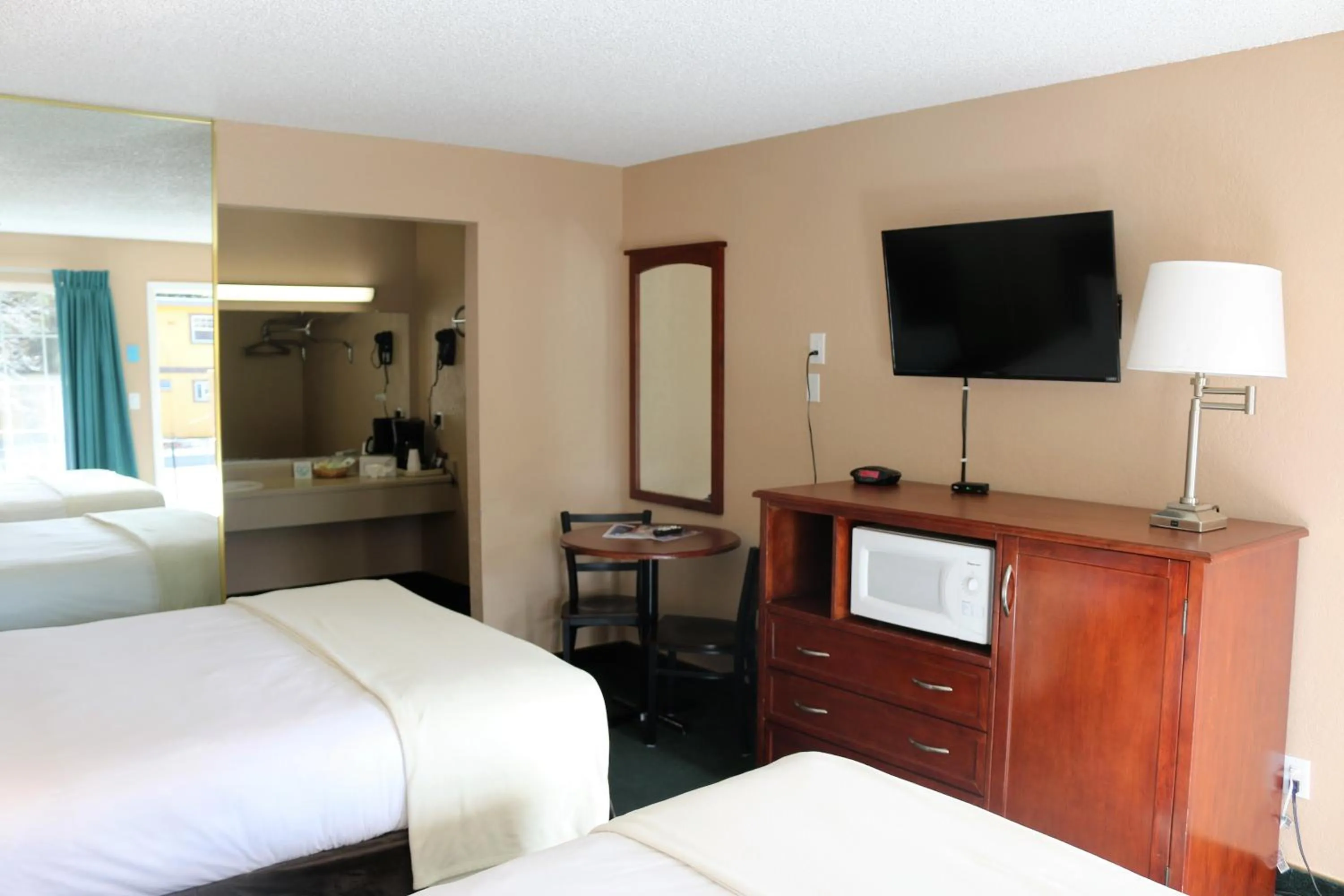 Photo of the whole room, Bed in Bluelake Inn @ Heavenly Village