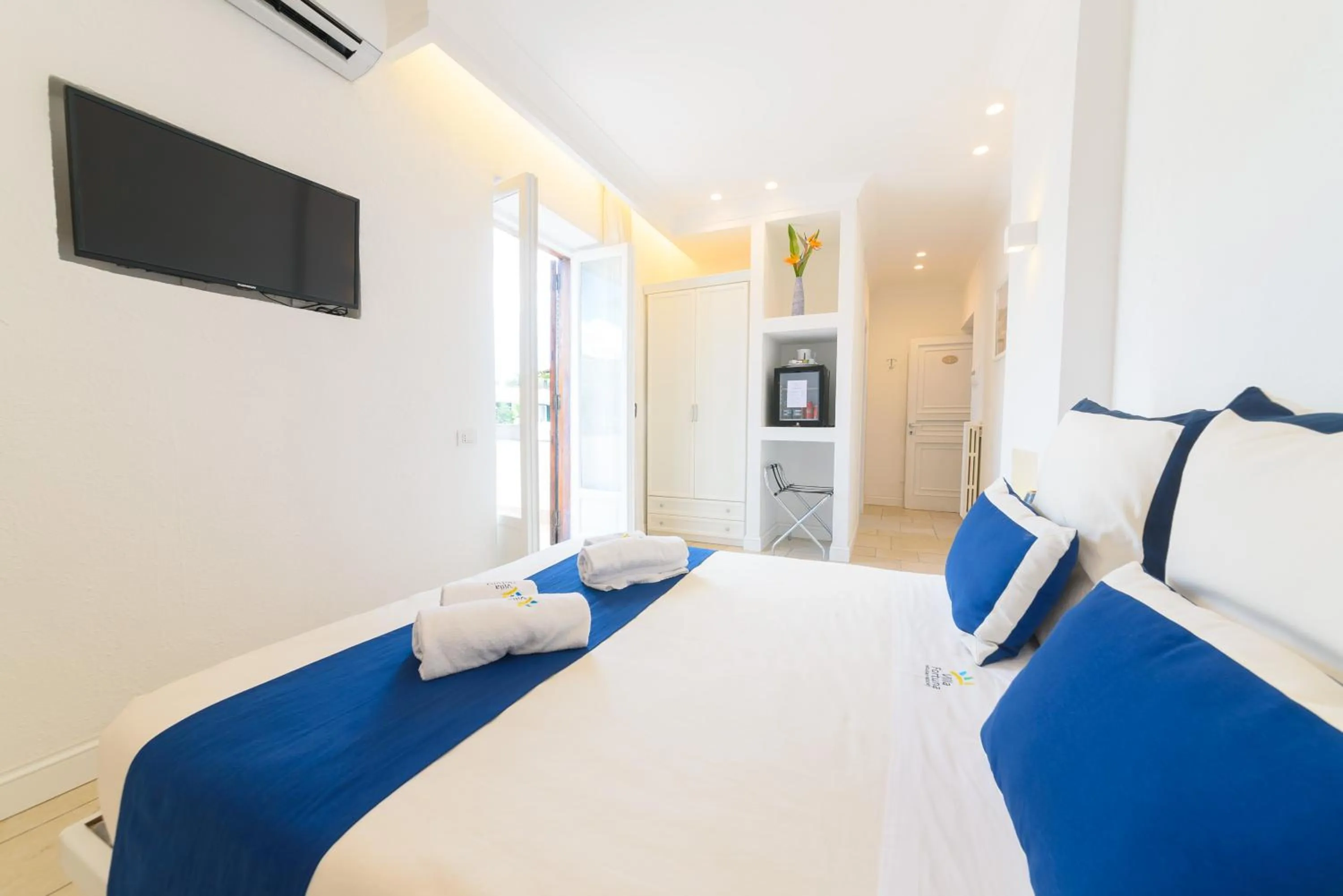 Communal lounge/ TV room, Bed in Villa Fortuna Holiday Resort