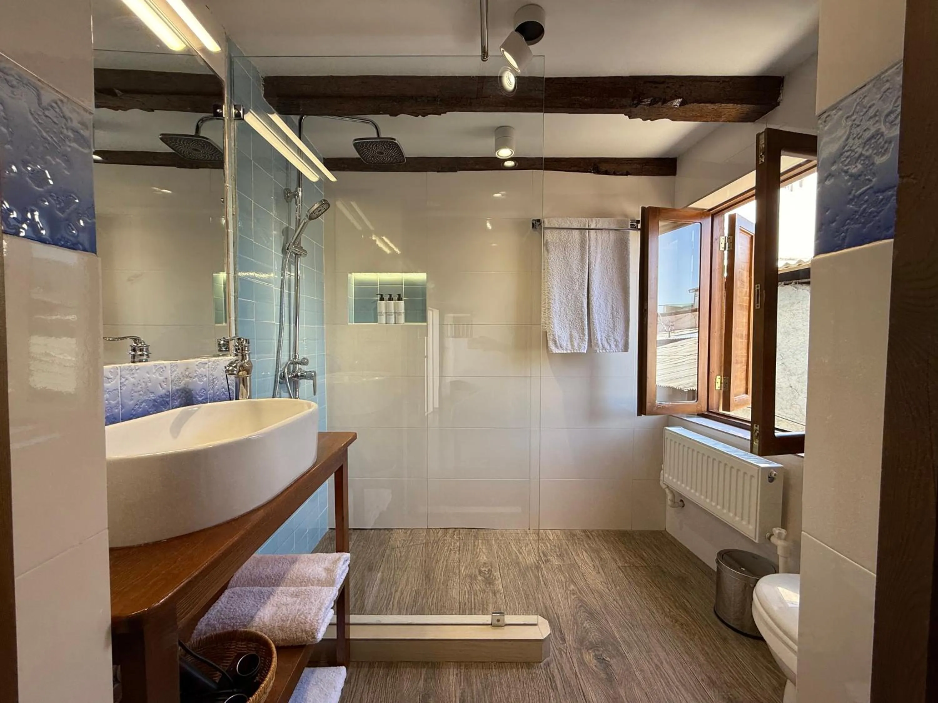 Shower in Usman Heritage