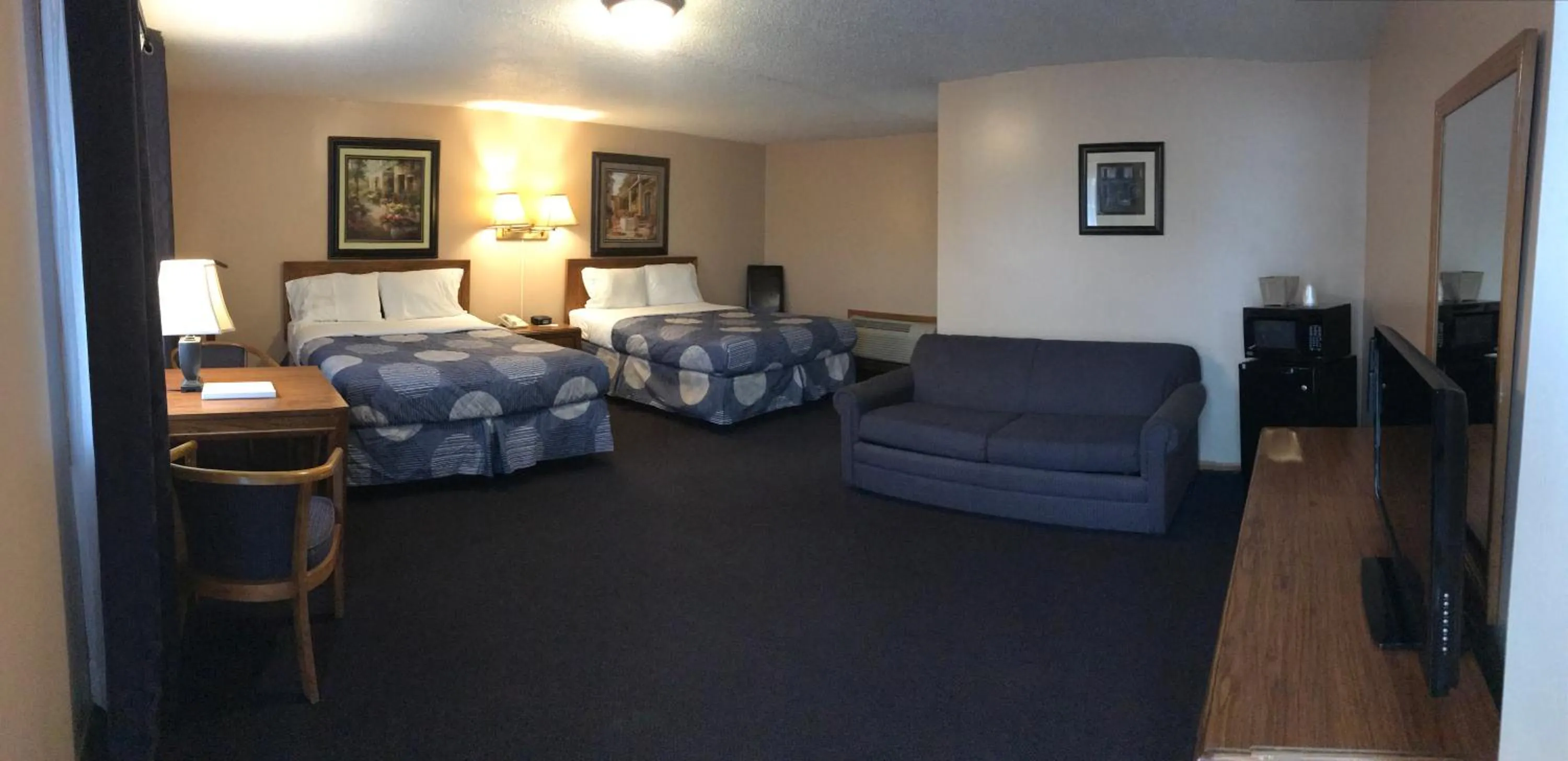 Photo of the whole room in Moonlite Motel