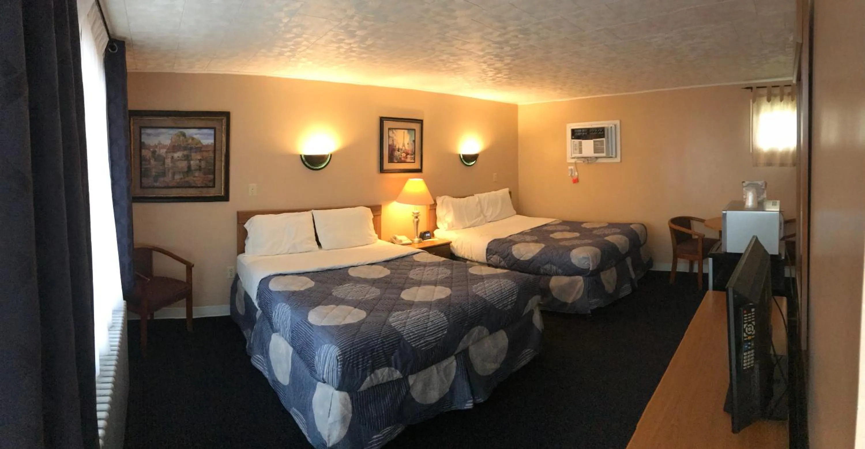 Photo of the whole room, Bed in Moonlite Motel