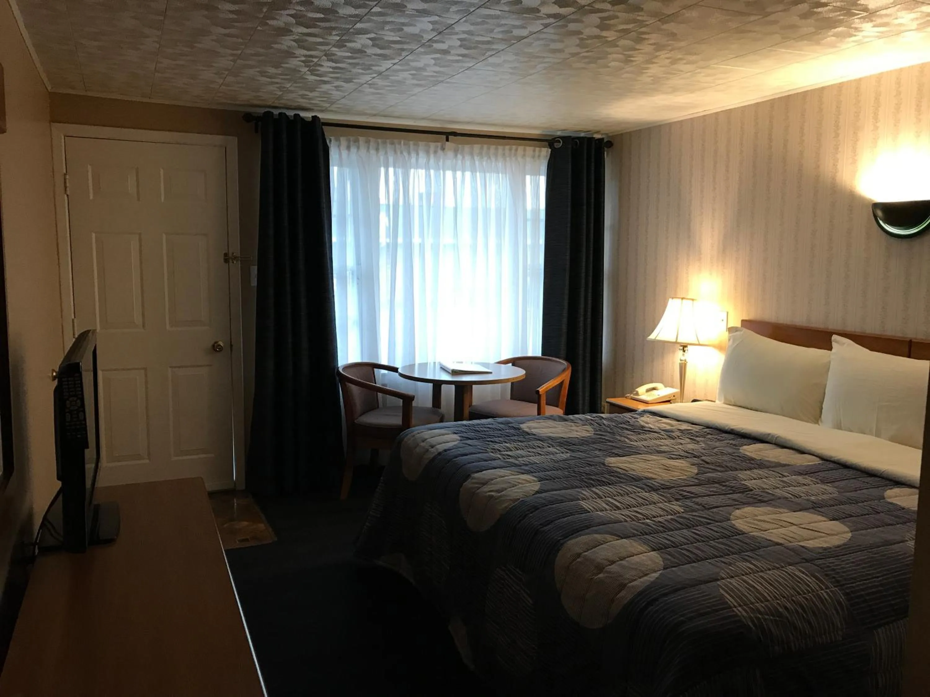 Photo of the whole room, Bed in Moonlite Motel