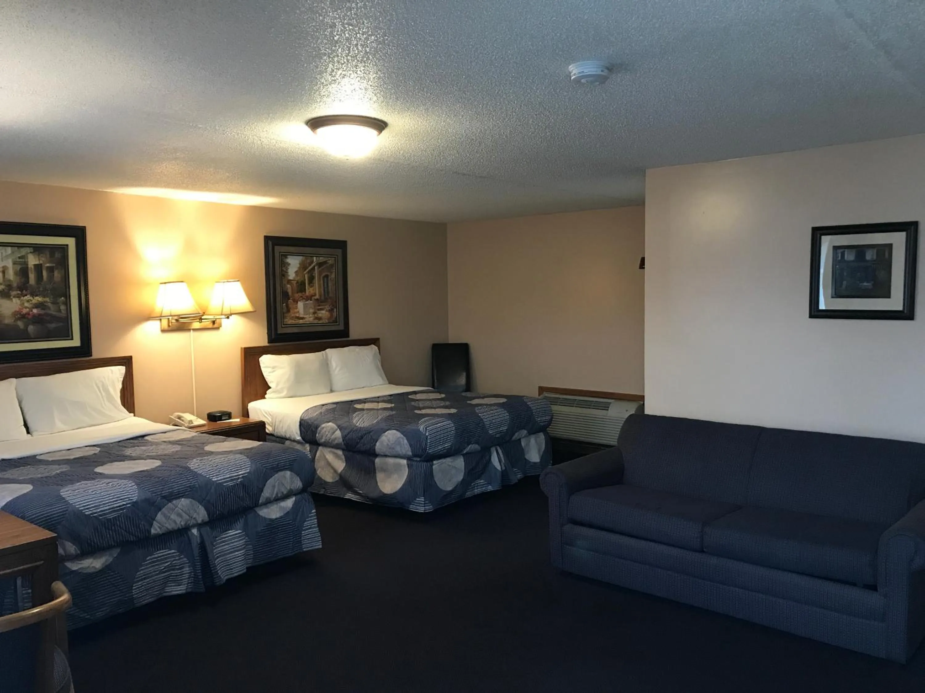 Photo of the whole room, Bed in Moonlite Motel