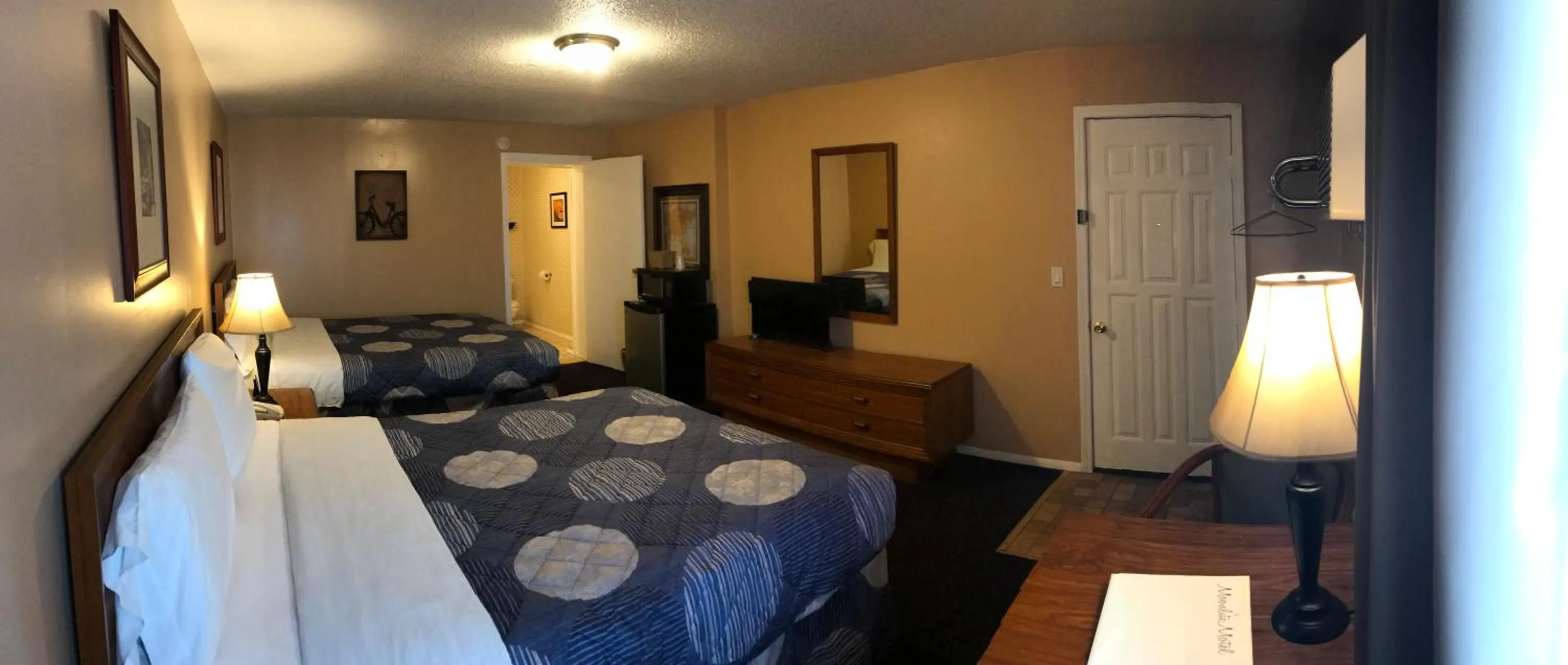 Photo of the whole room, Bed in Moonlite Motel