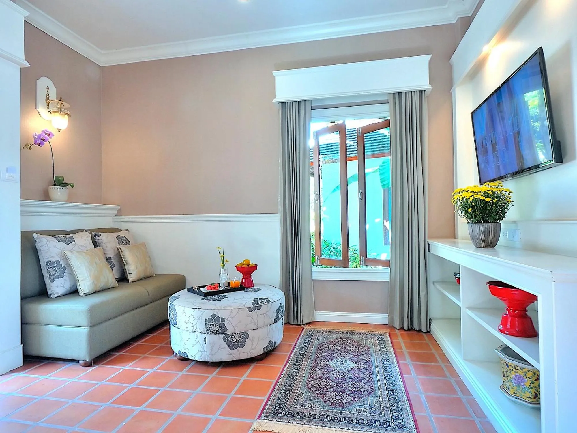 TV and multimedia in MonPanaNont Wellness Resort & Spa