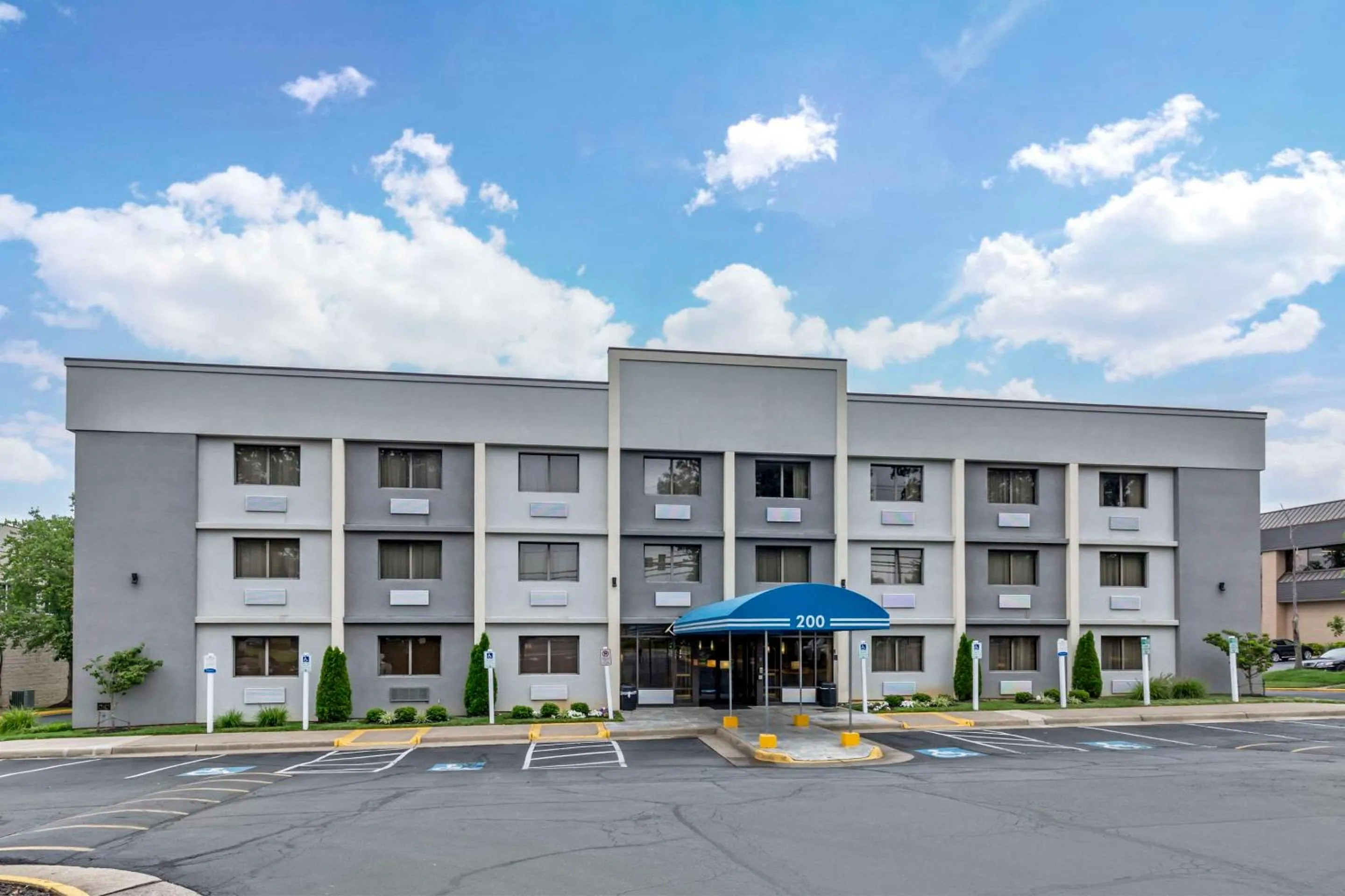 Property building in Comfort Inn Herndon-Reston