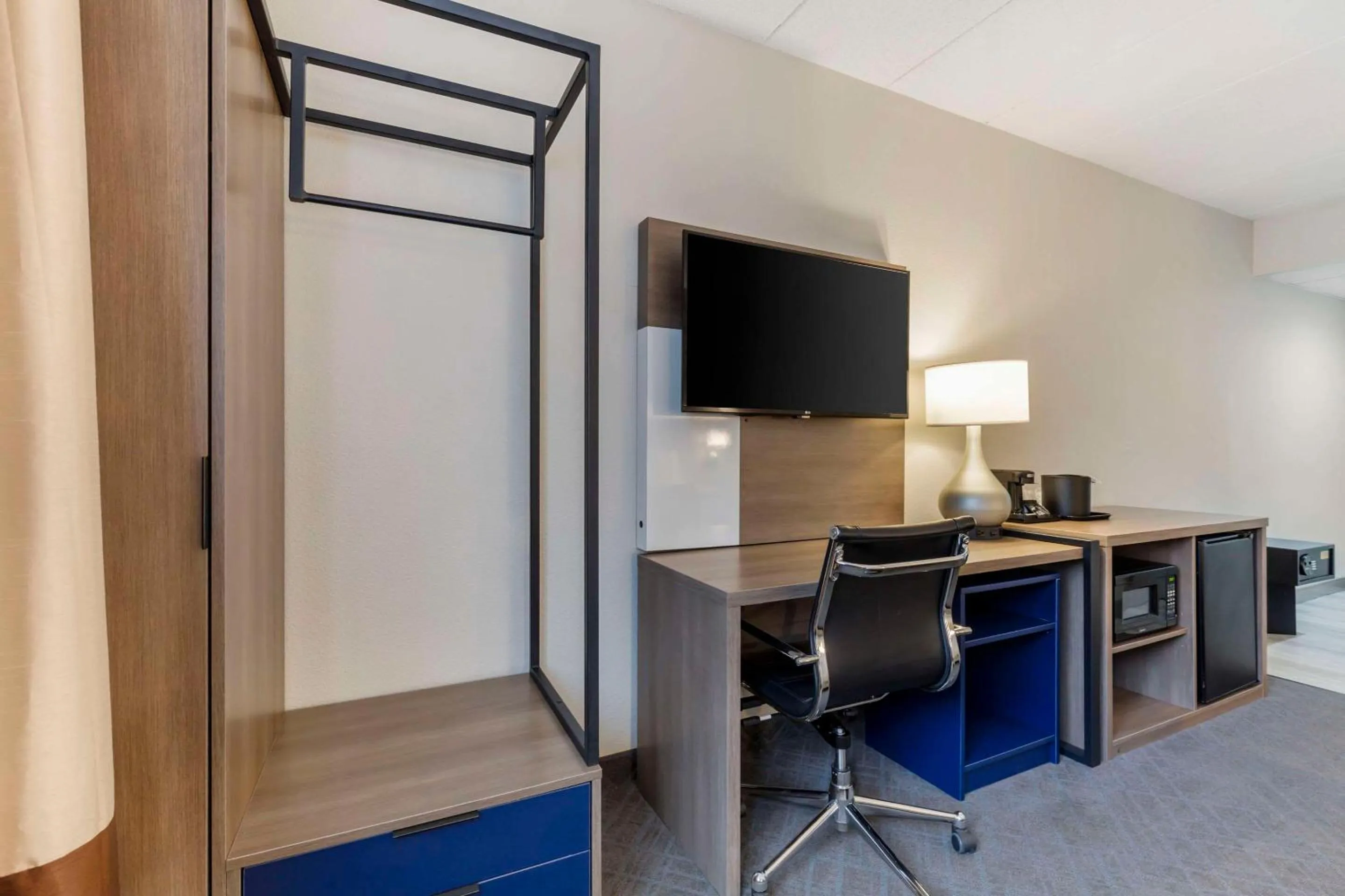 Bedroom in Comfort Inn Herndon-Reston