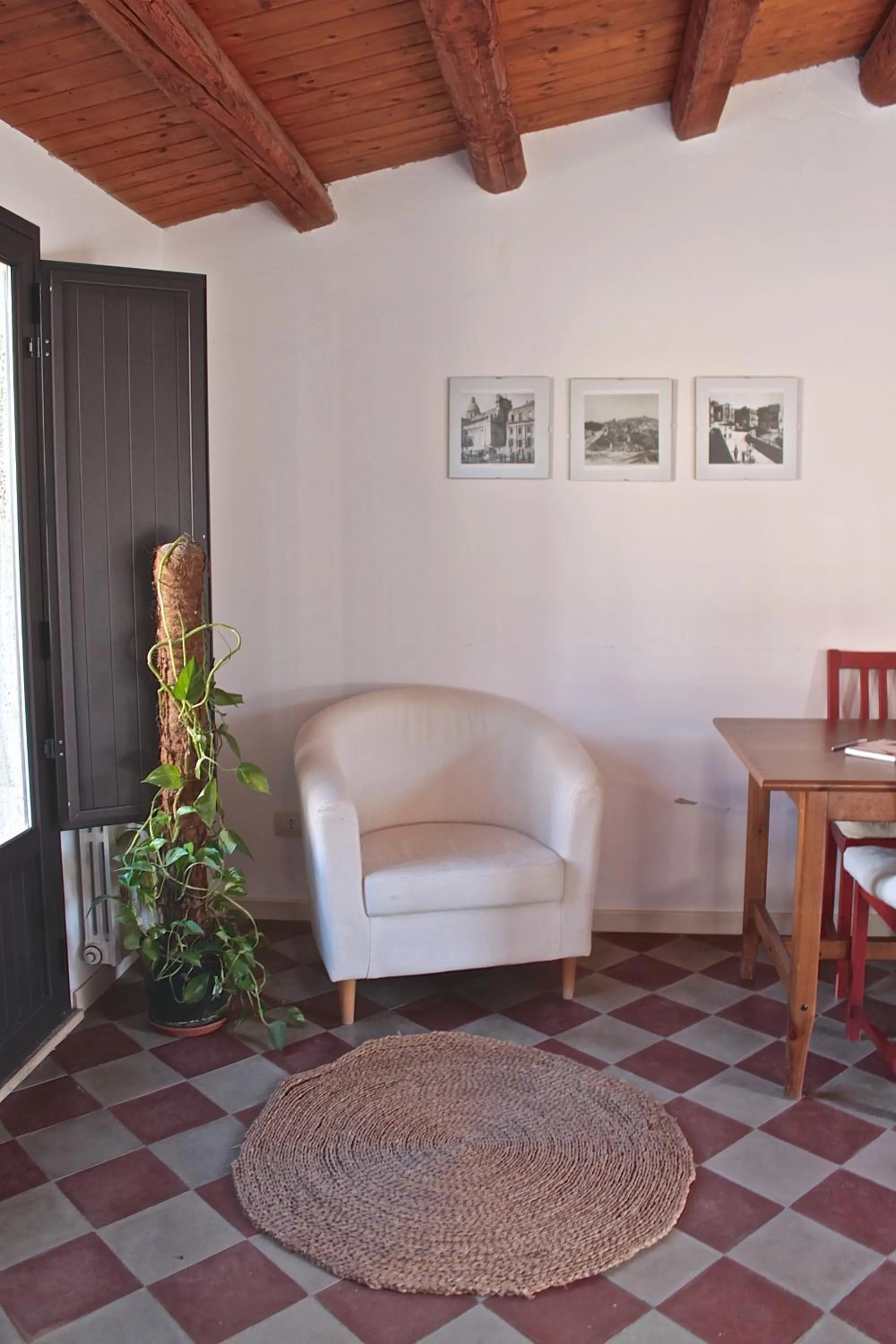 Dining area in Carruggiu Casavacanze