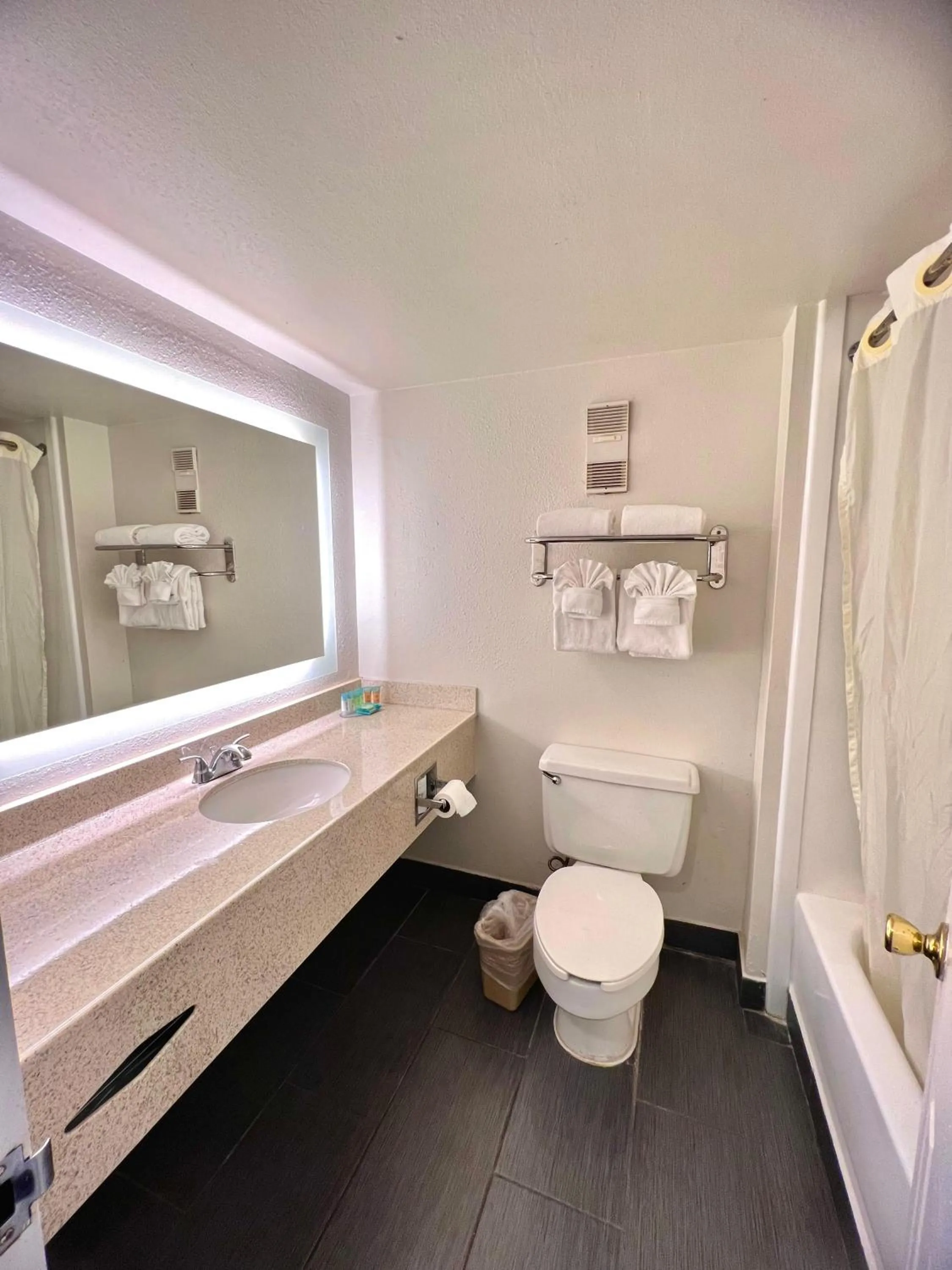 Shower in Floridian Express International Drive