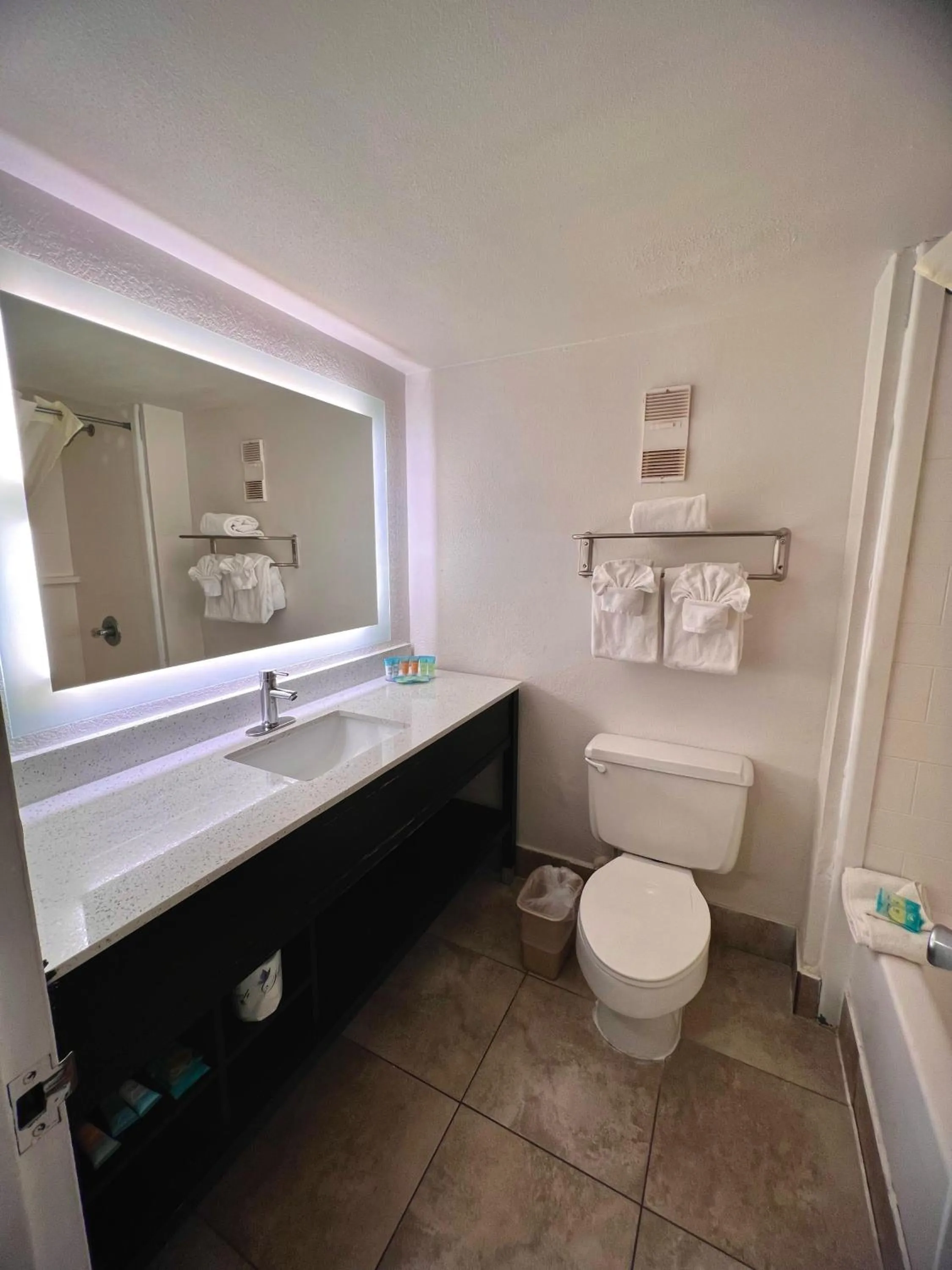 Shower in Floridian Express International Drive