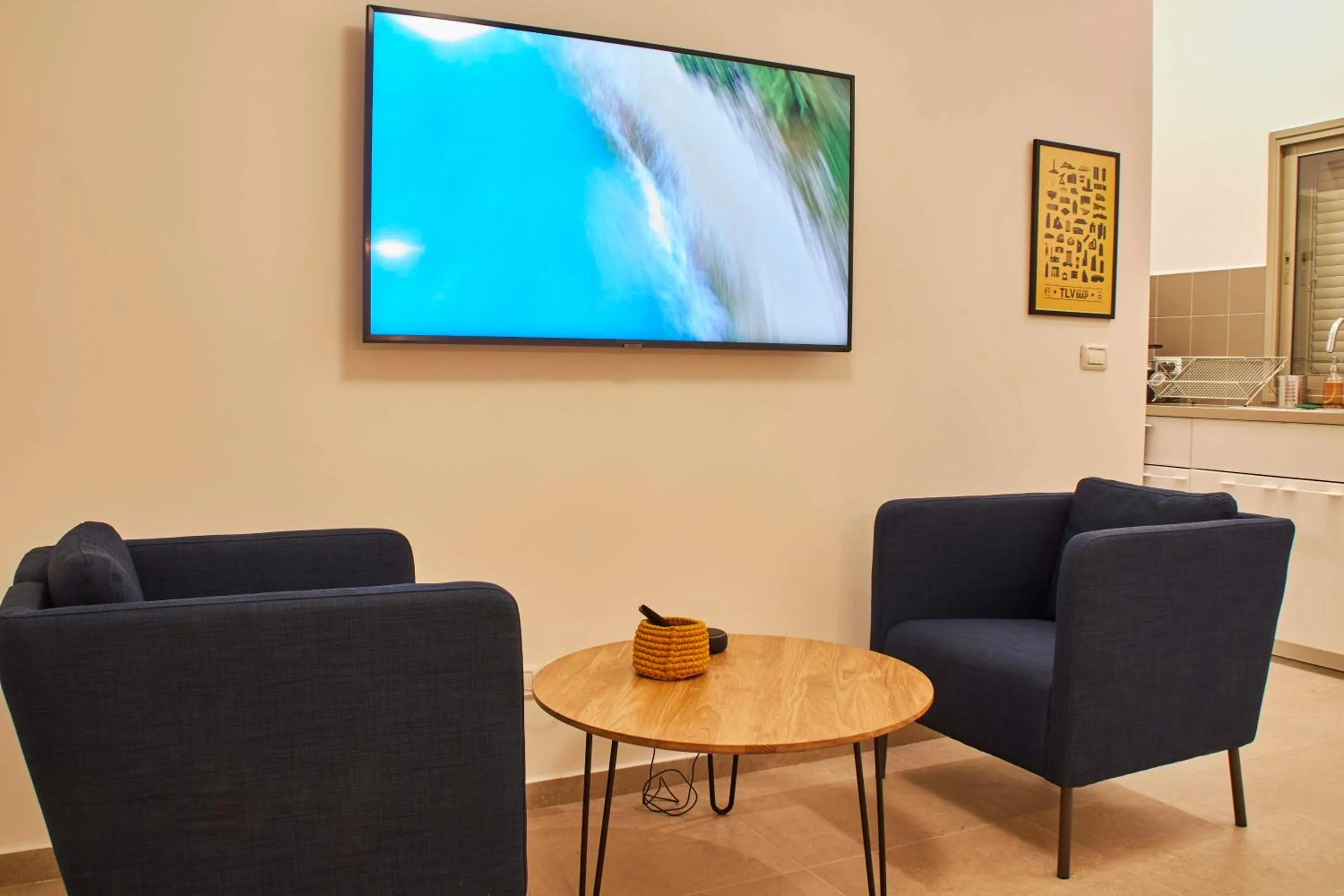 Communal lounge/ TV room in Roza Apartment