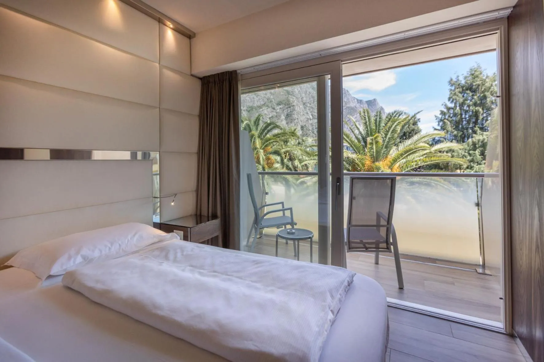 Balcony/Terrace, Bed in Hotel Ideal