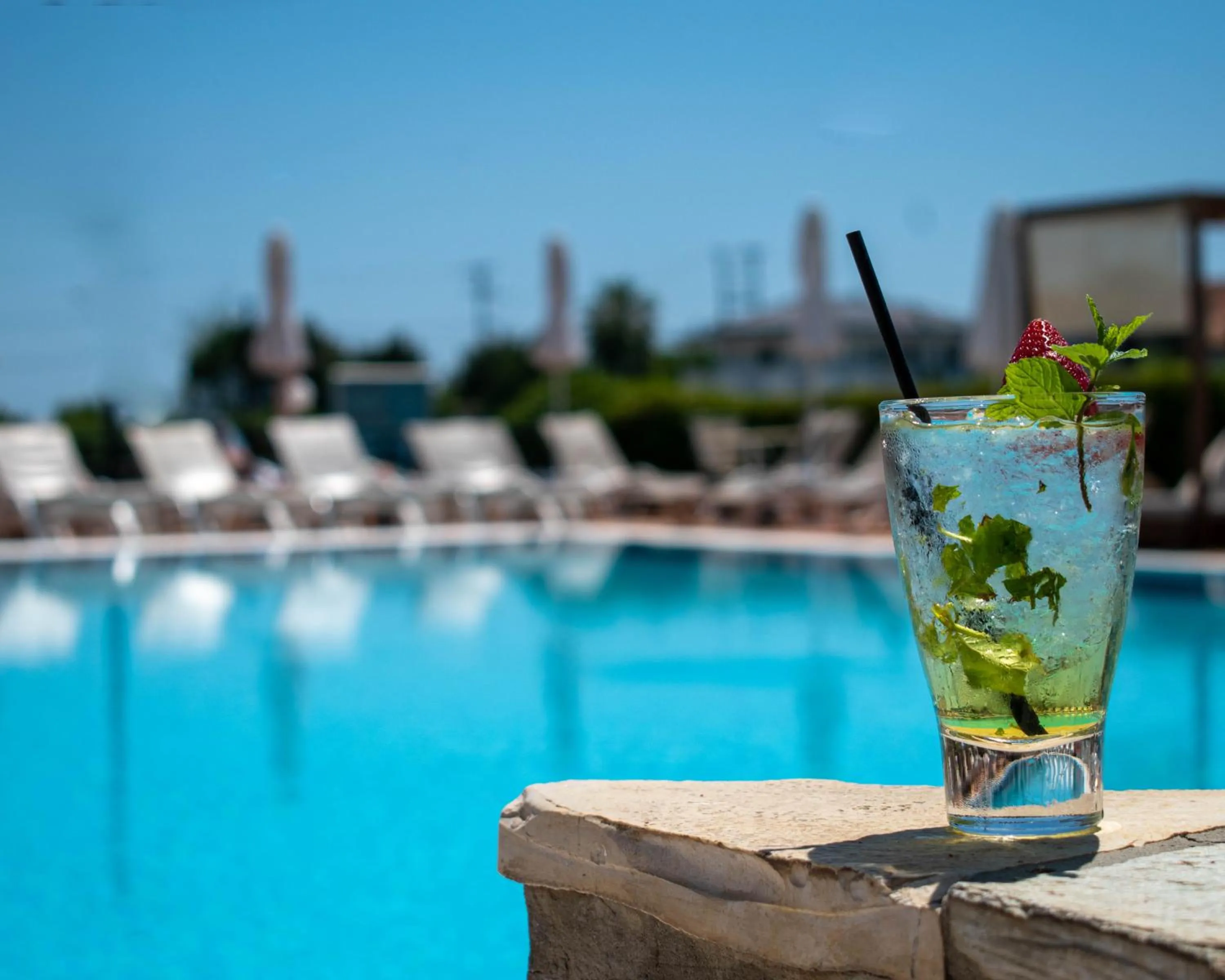 Swimming pool in Dennys Inn Hotel