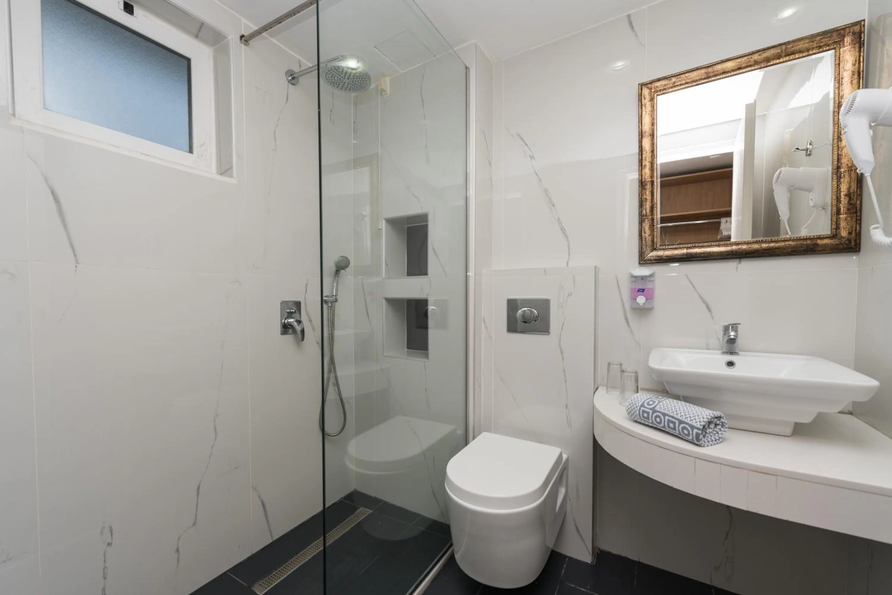 Shower in Dennys Inn Hotel