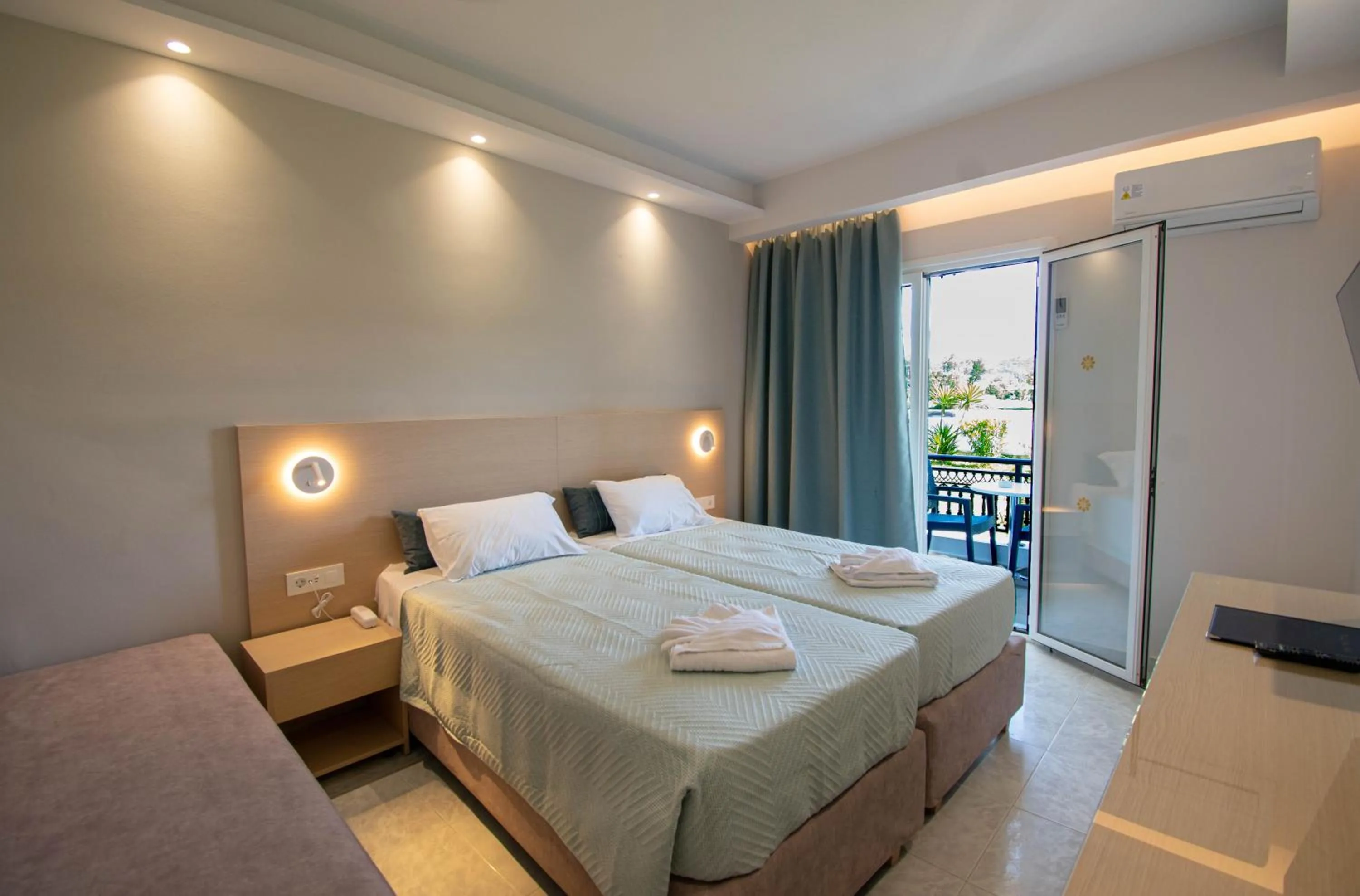 Photo of the whole room, Bed in Dennys Inn Hotel