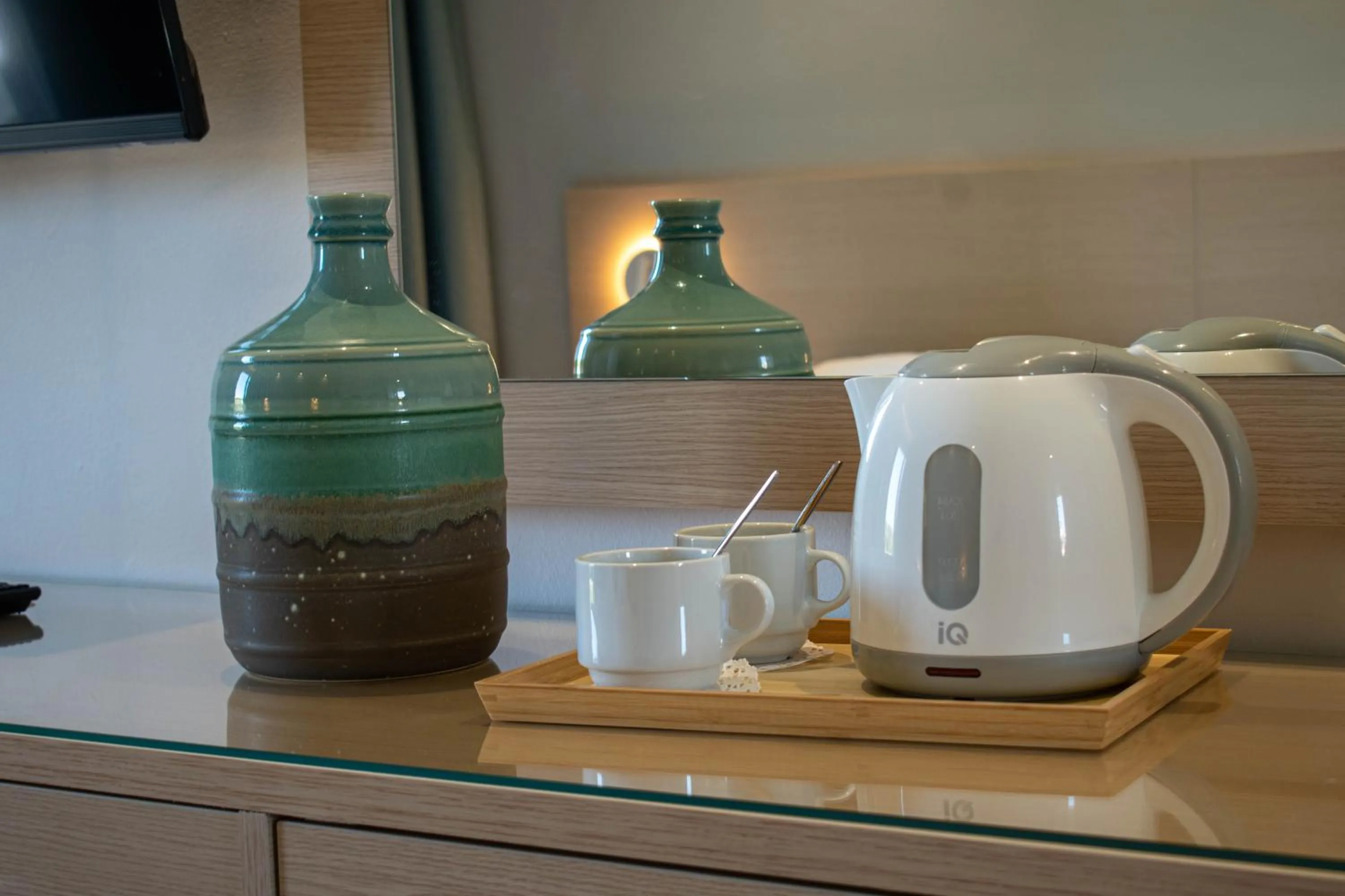 Coffee/tea facilities in Dennys Inn Hotel