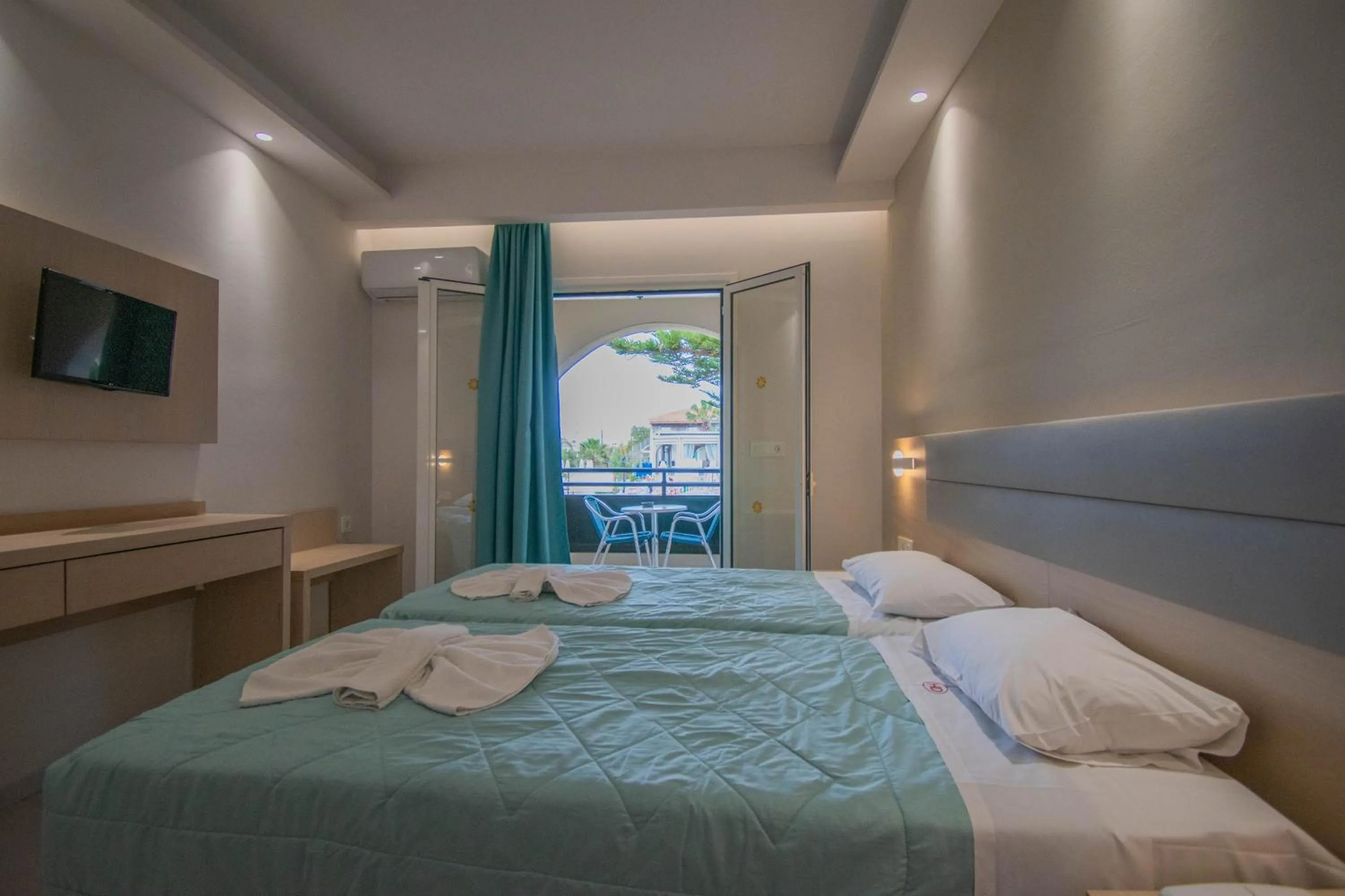 Bed in Dennys Inn Hotel