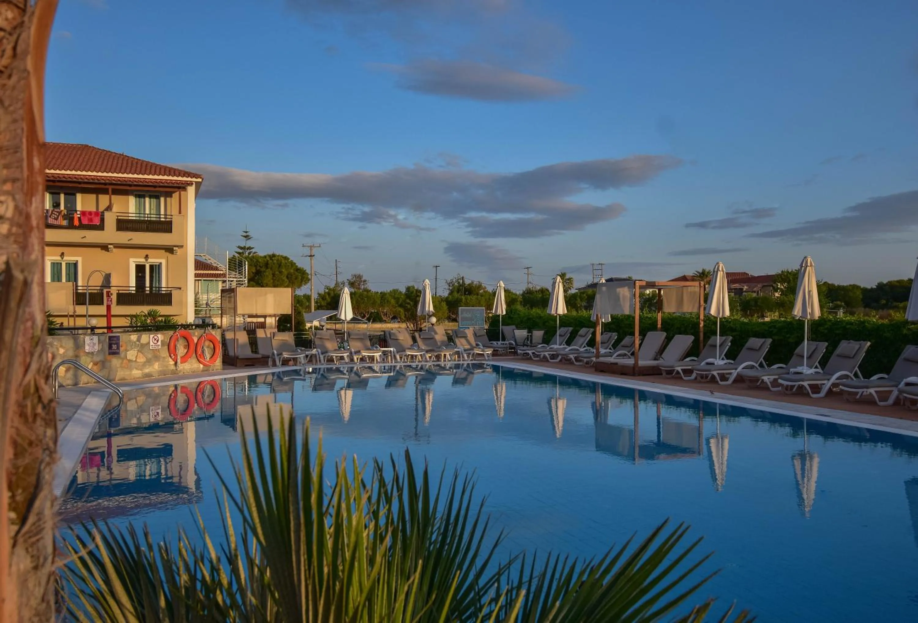Swimming pool in Dennys Inn Hotel