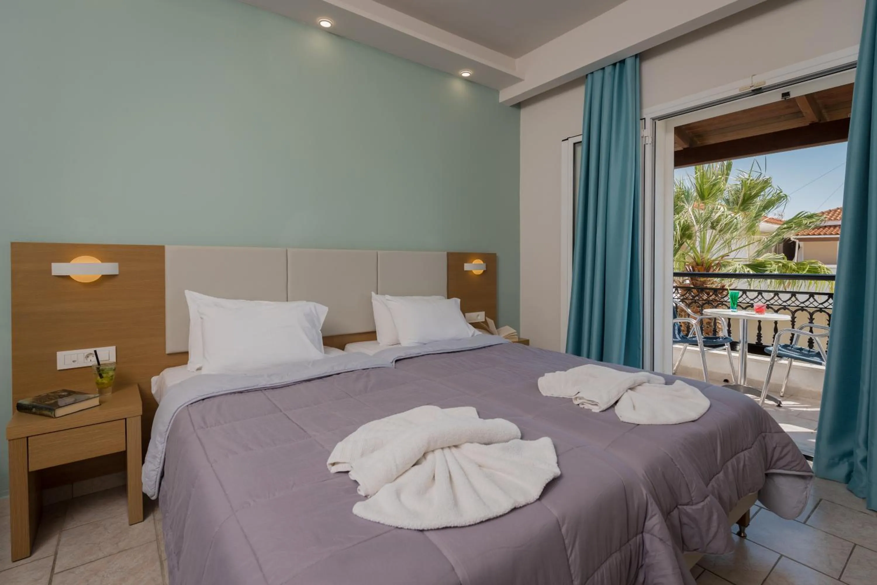 Garden, Bed in Dennys Inn Hotel