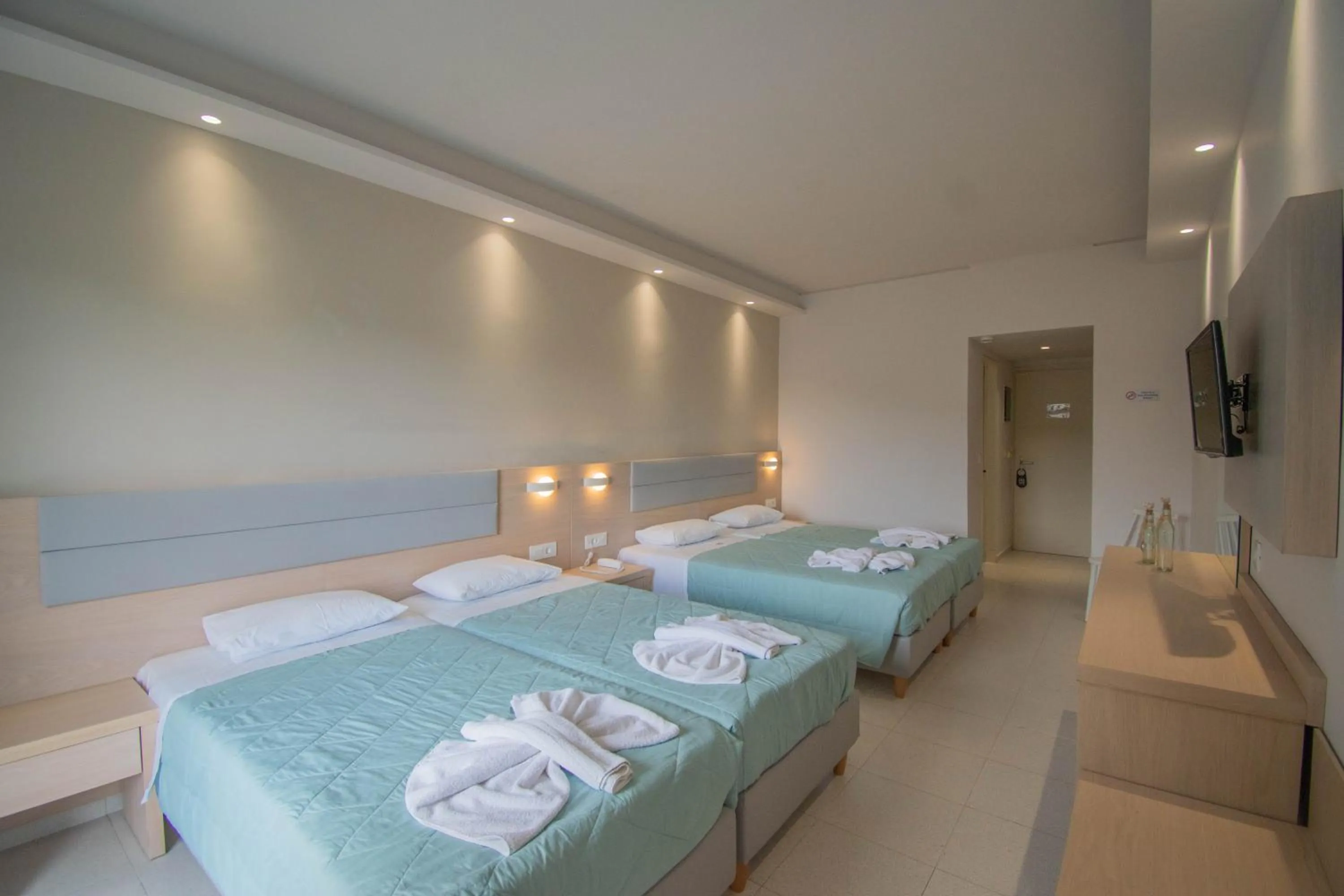 Bed in Dennys Inn Hotel