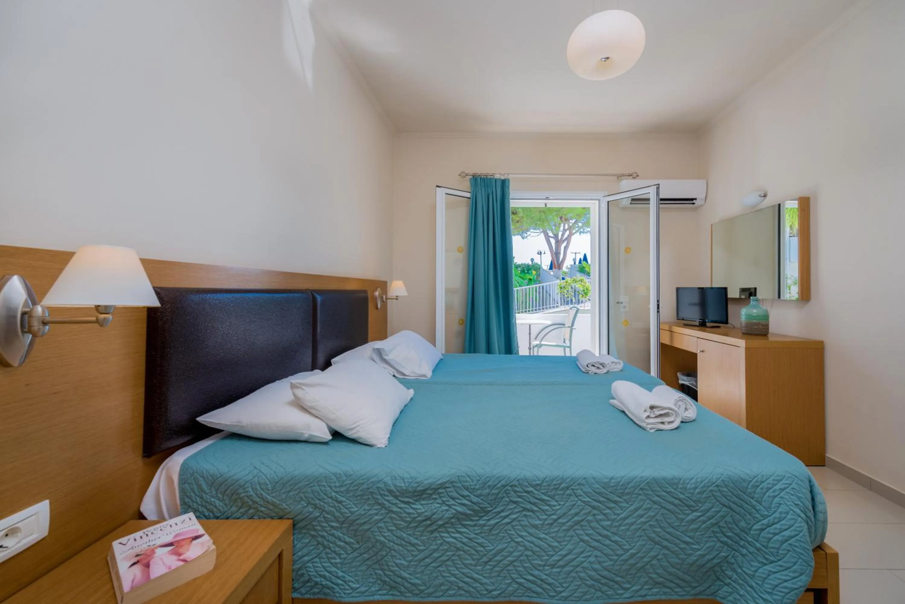 Garden, Bed in Dennys Inn Hotel