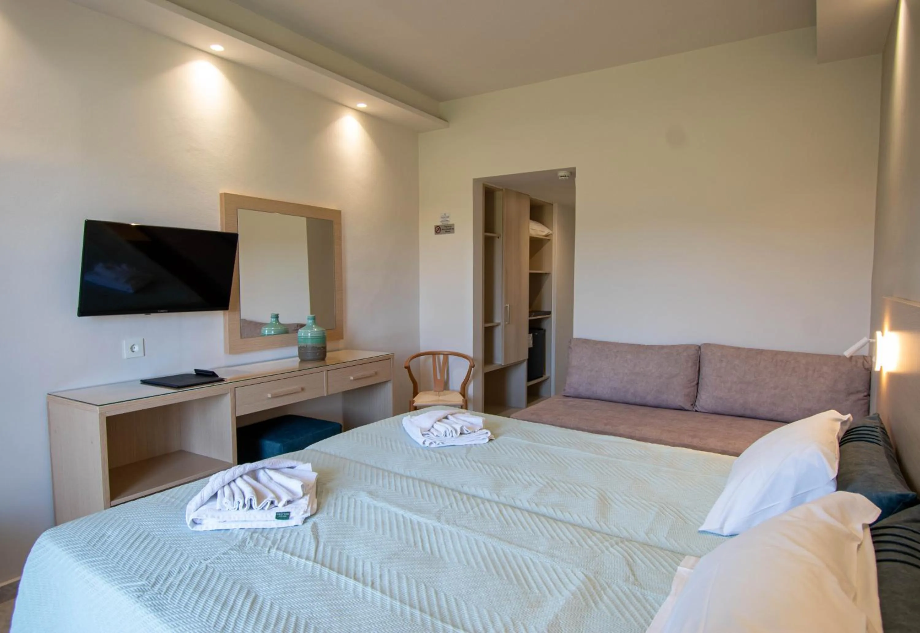 Photo of the whole room, Bed in Dennys Inn Hotel