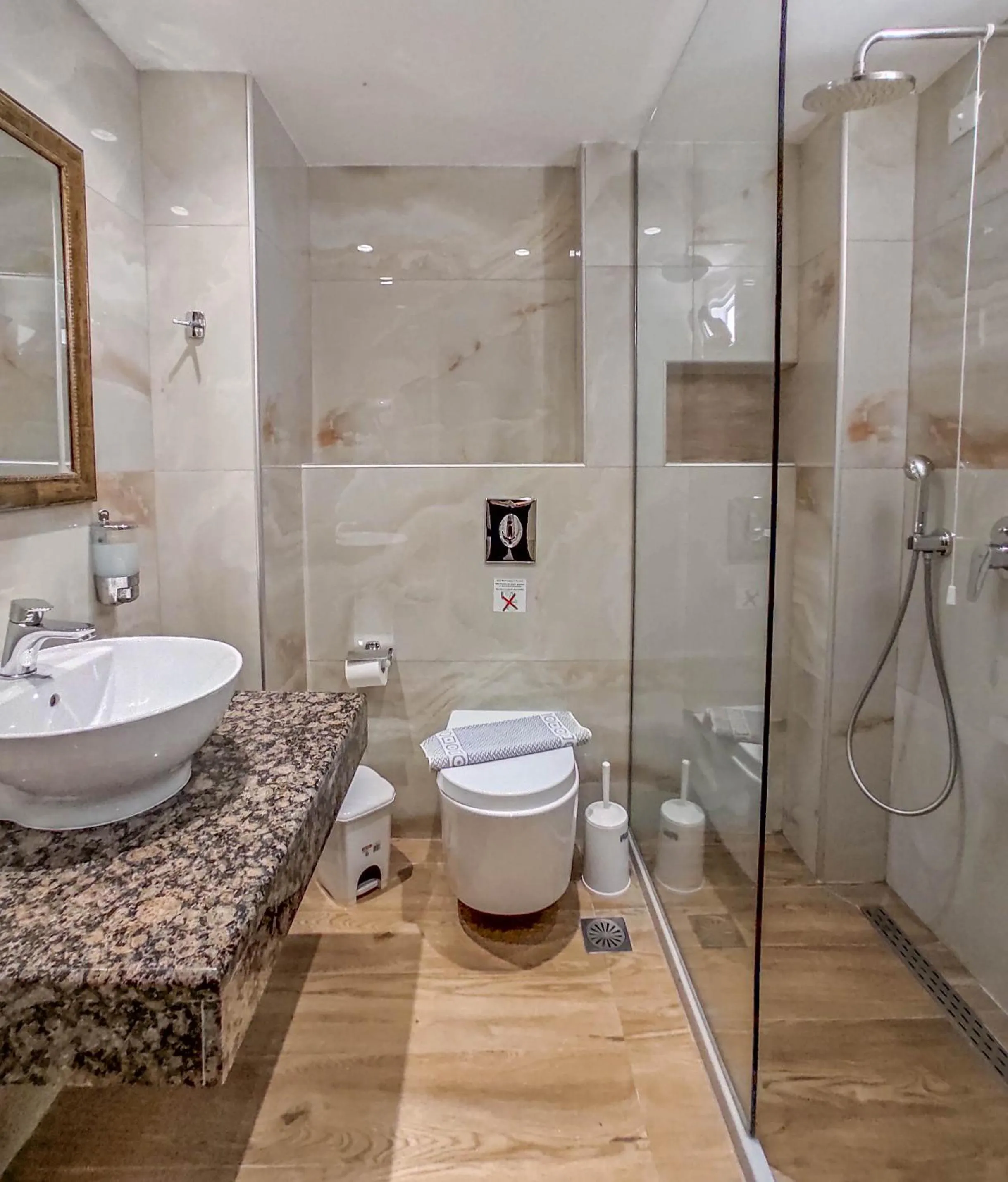 Bath in Dennys Inn Hotel