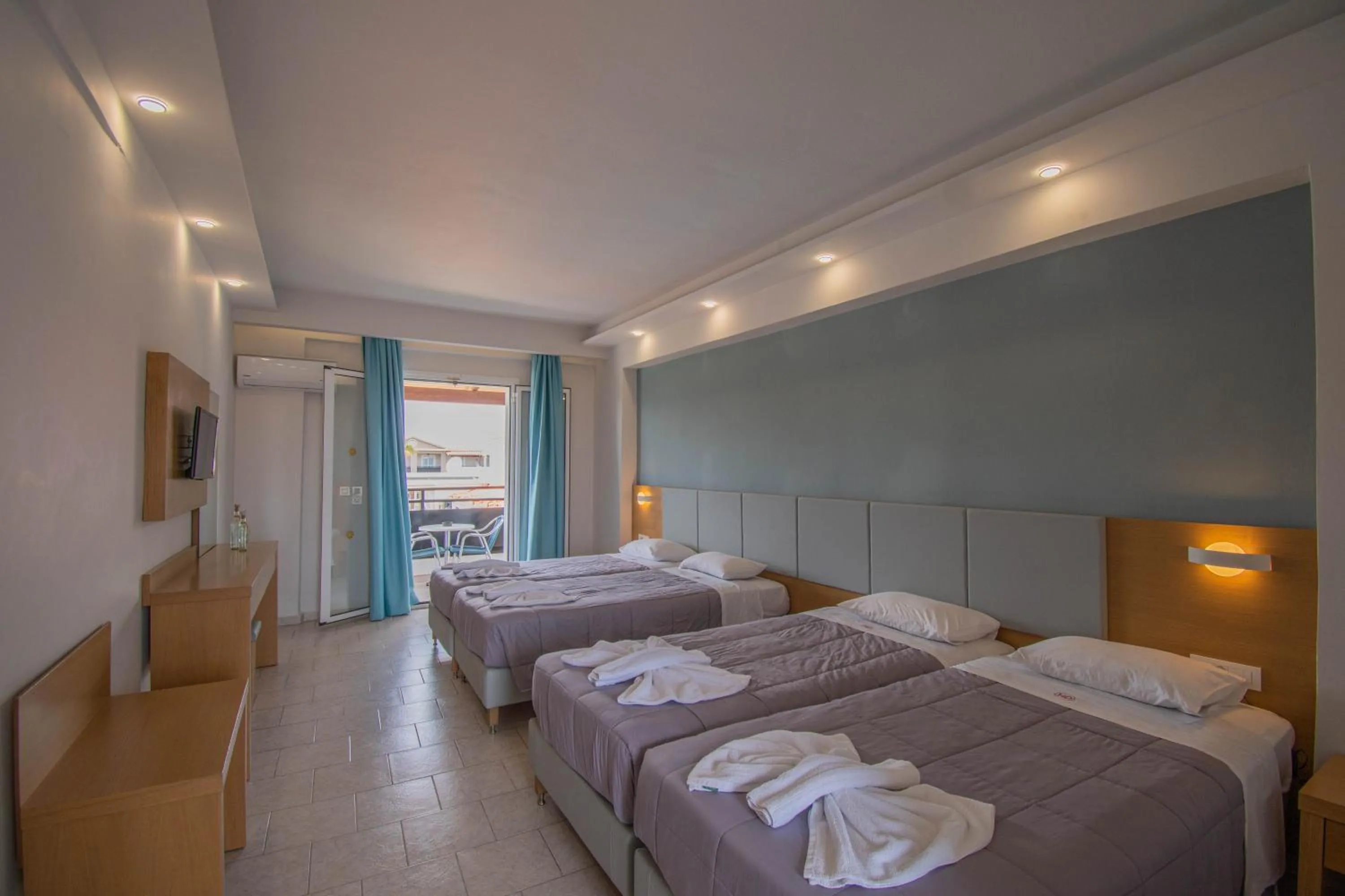 Bed in Dennys Inn Hotel