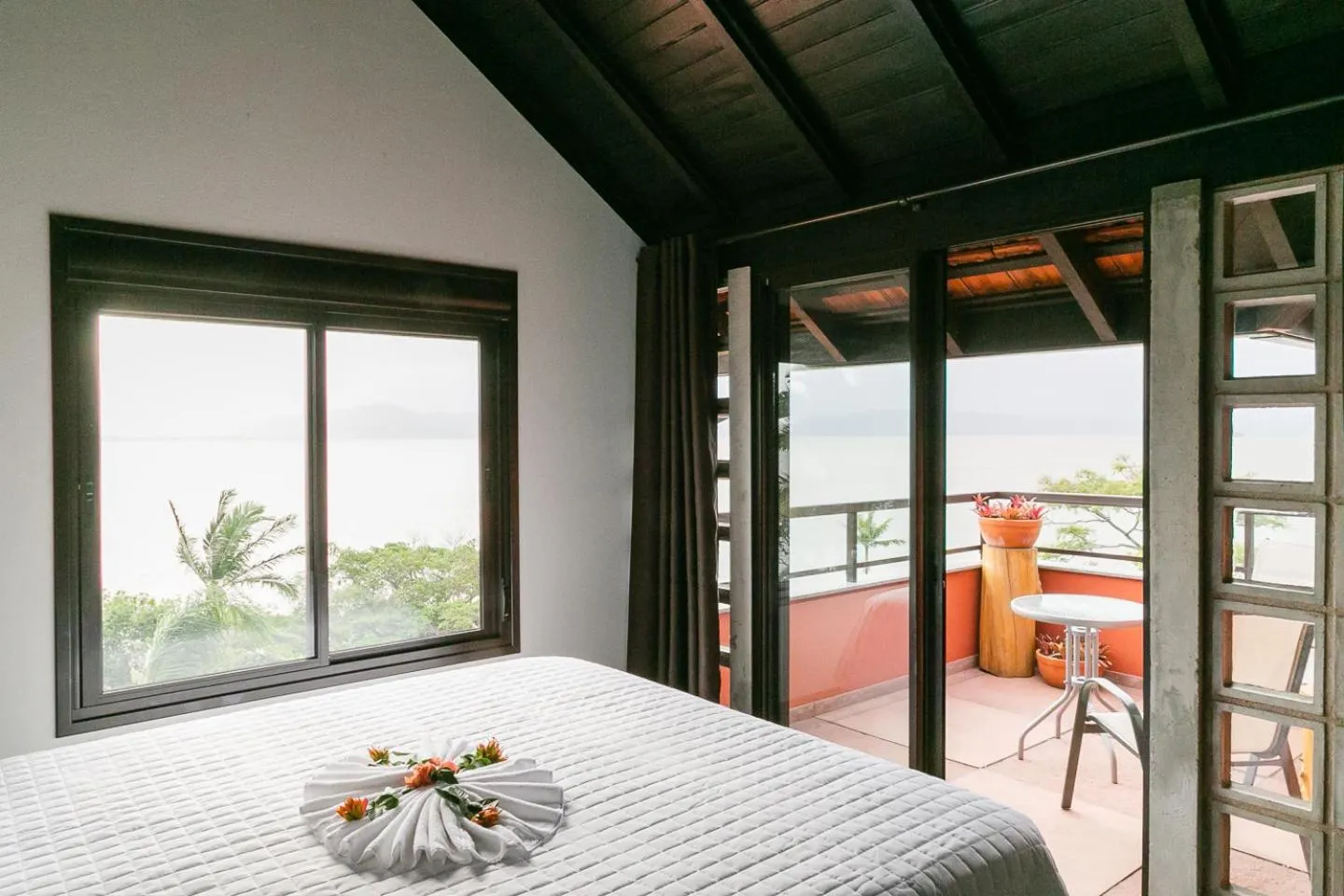 Balcony/Terrace, Bed in Suítes com Vista Panorâmica de Florianópolis