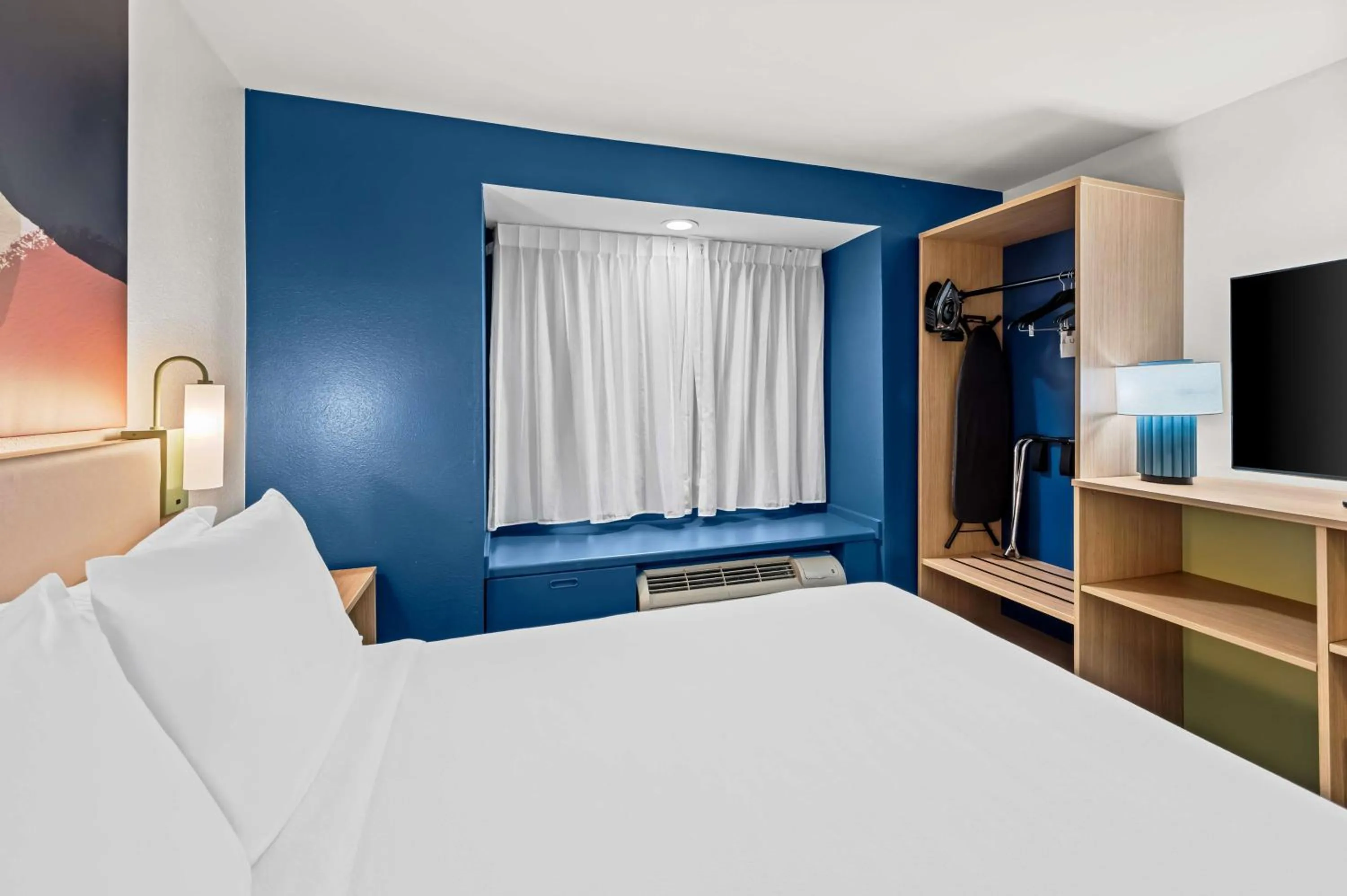 Bed in Comfort Inn & Suites Airport Dulles-Gateway