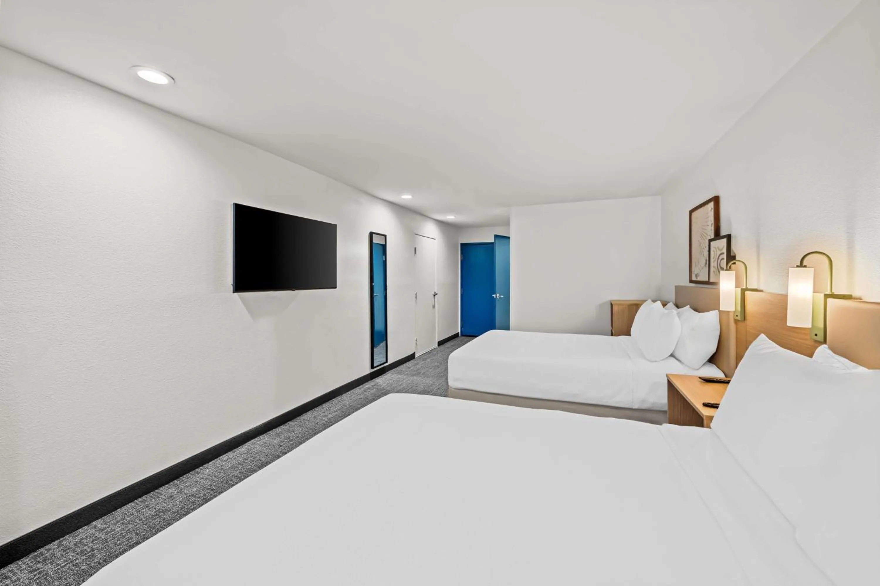 Bed in Comfort Inn & Suites Airport Dulles-Gateway