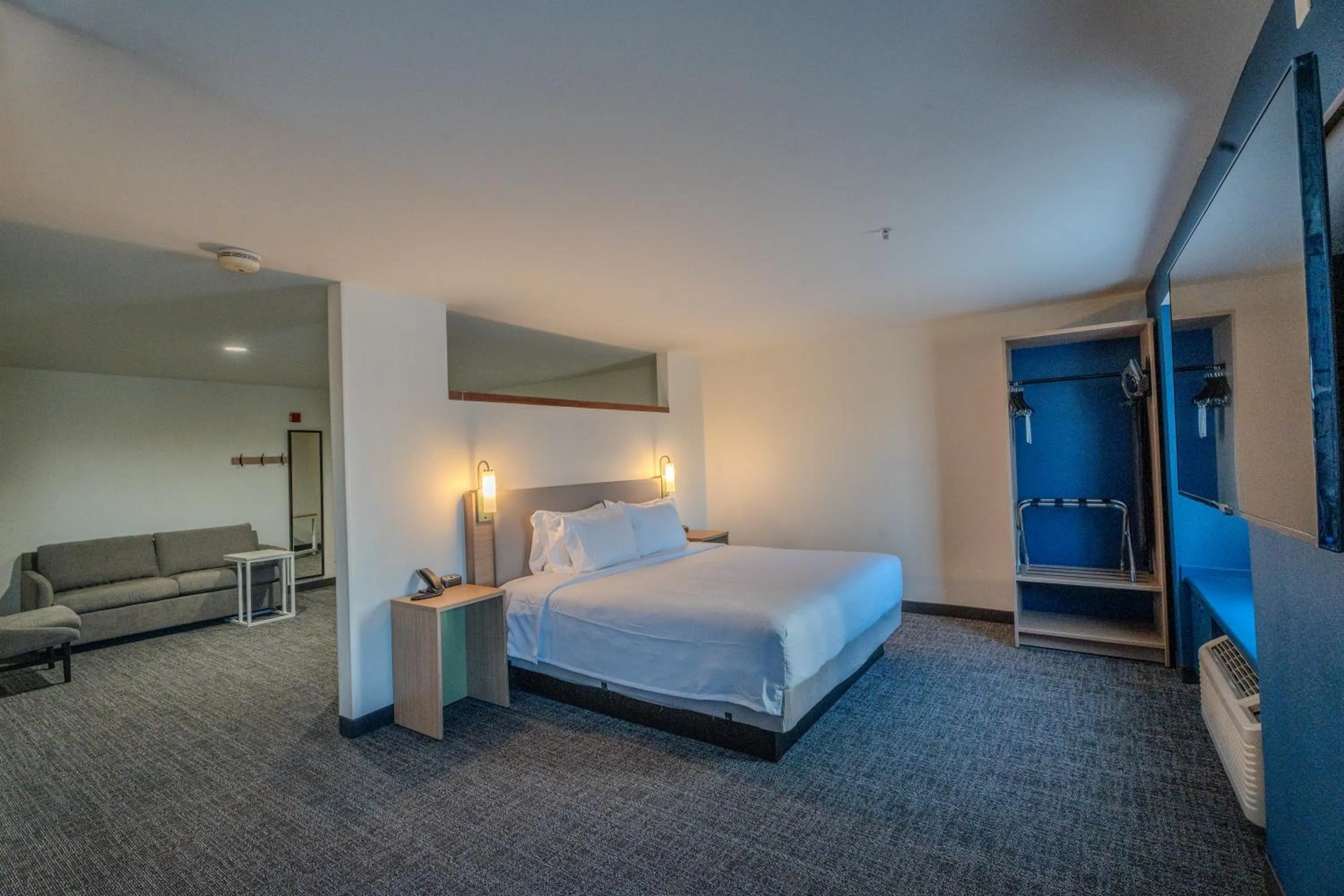 Bed in Comfort Inn & Suites Airport Dulles-Gateway