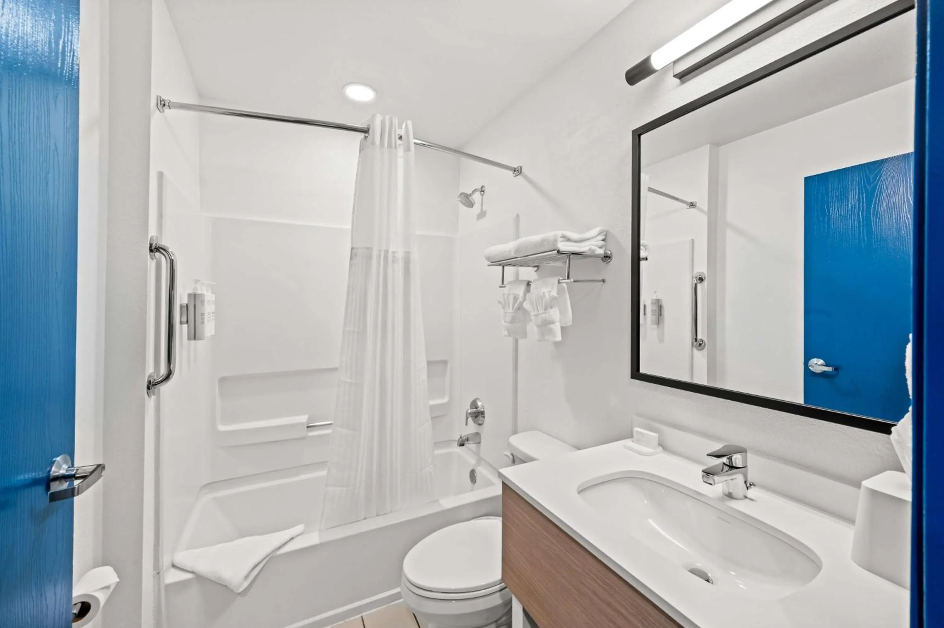 Bathroom in Comfort Inn & Suites Airport Dulles-Gateway