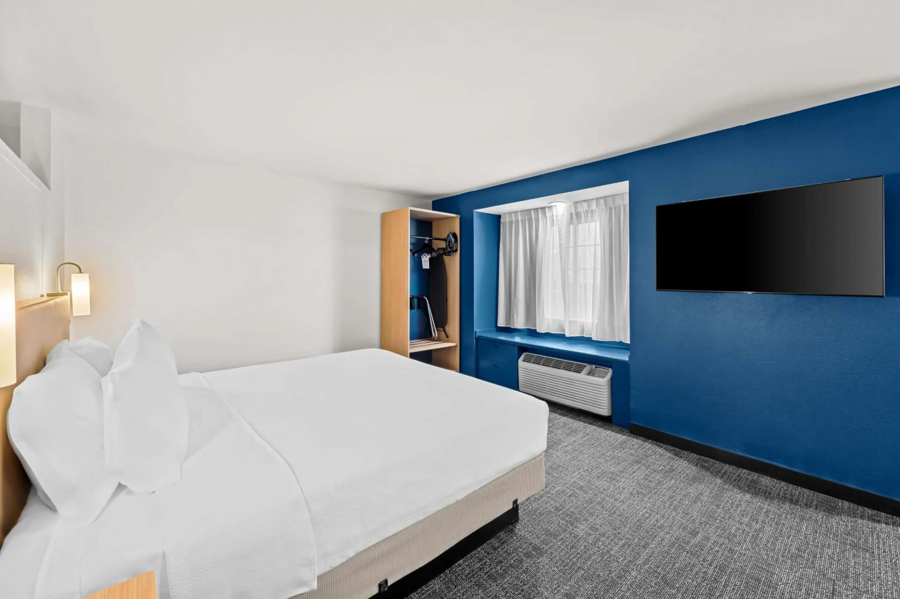 Bed in Comfort Inn & Suites Airport Dulles-Gateway