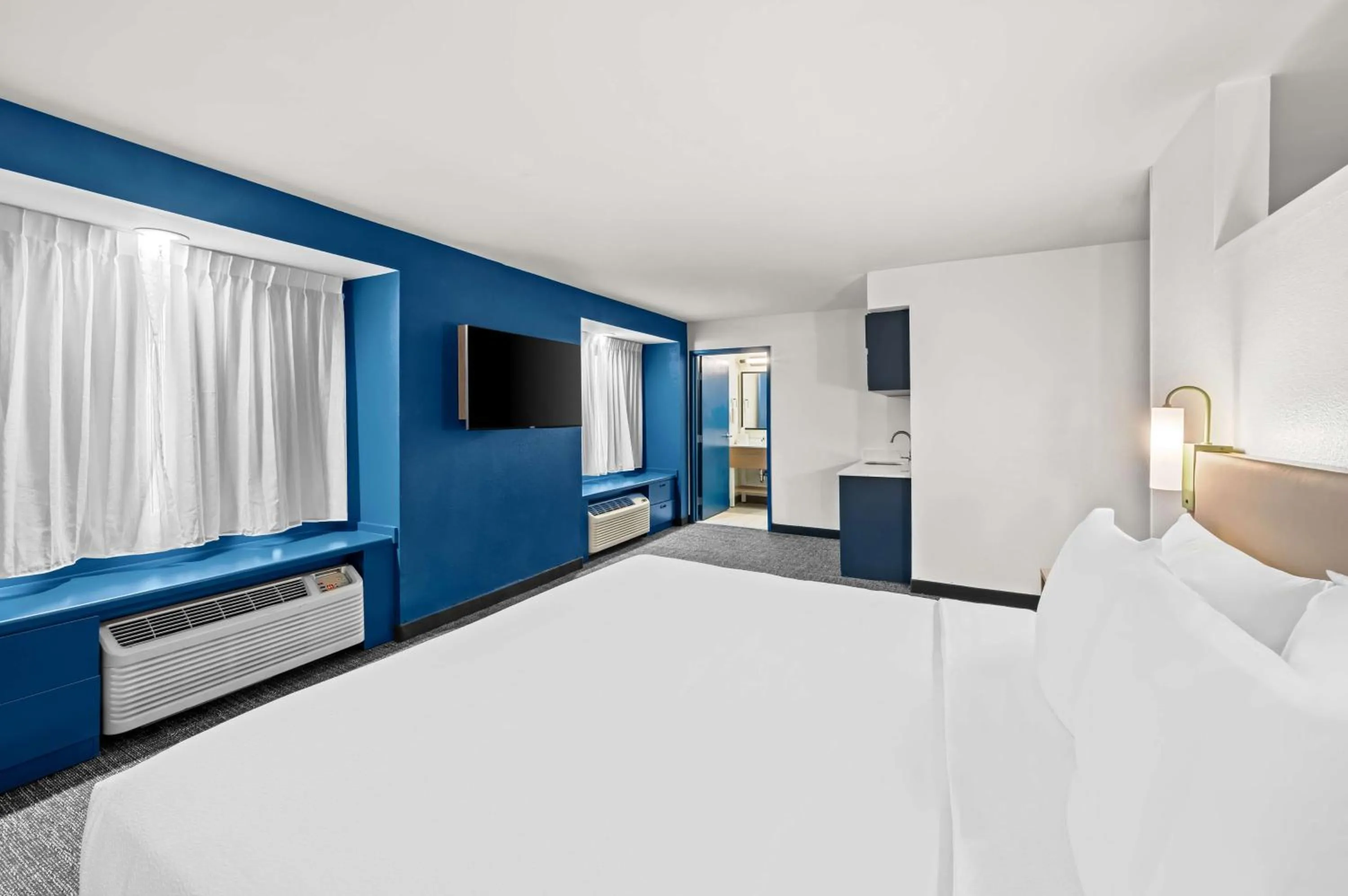 Bed in Comfort Inn & Suites Airport Dulles-Gateway