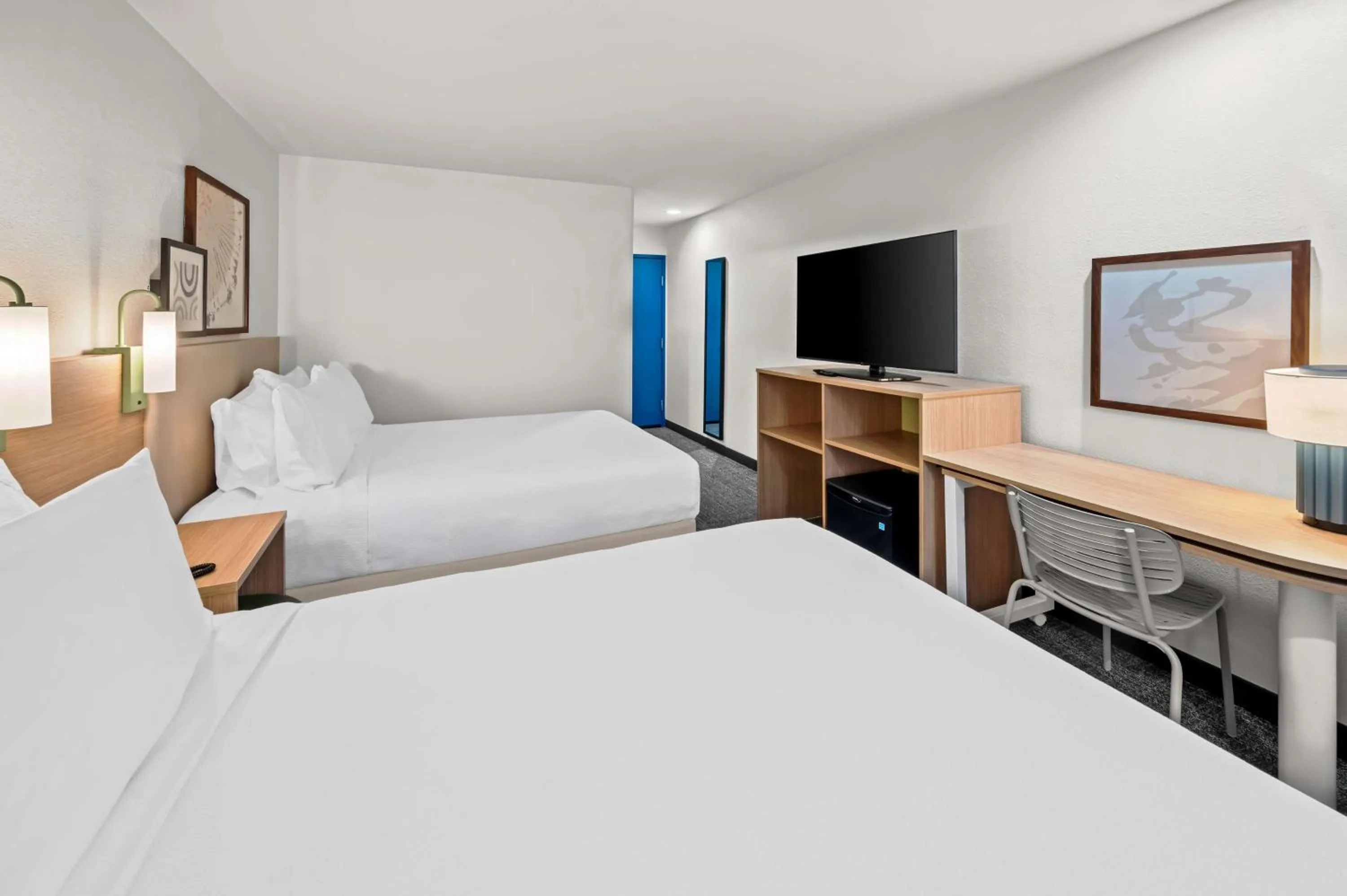 Bed in Comfort Inn & Suites Airport Dulles-Gateway