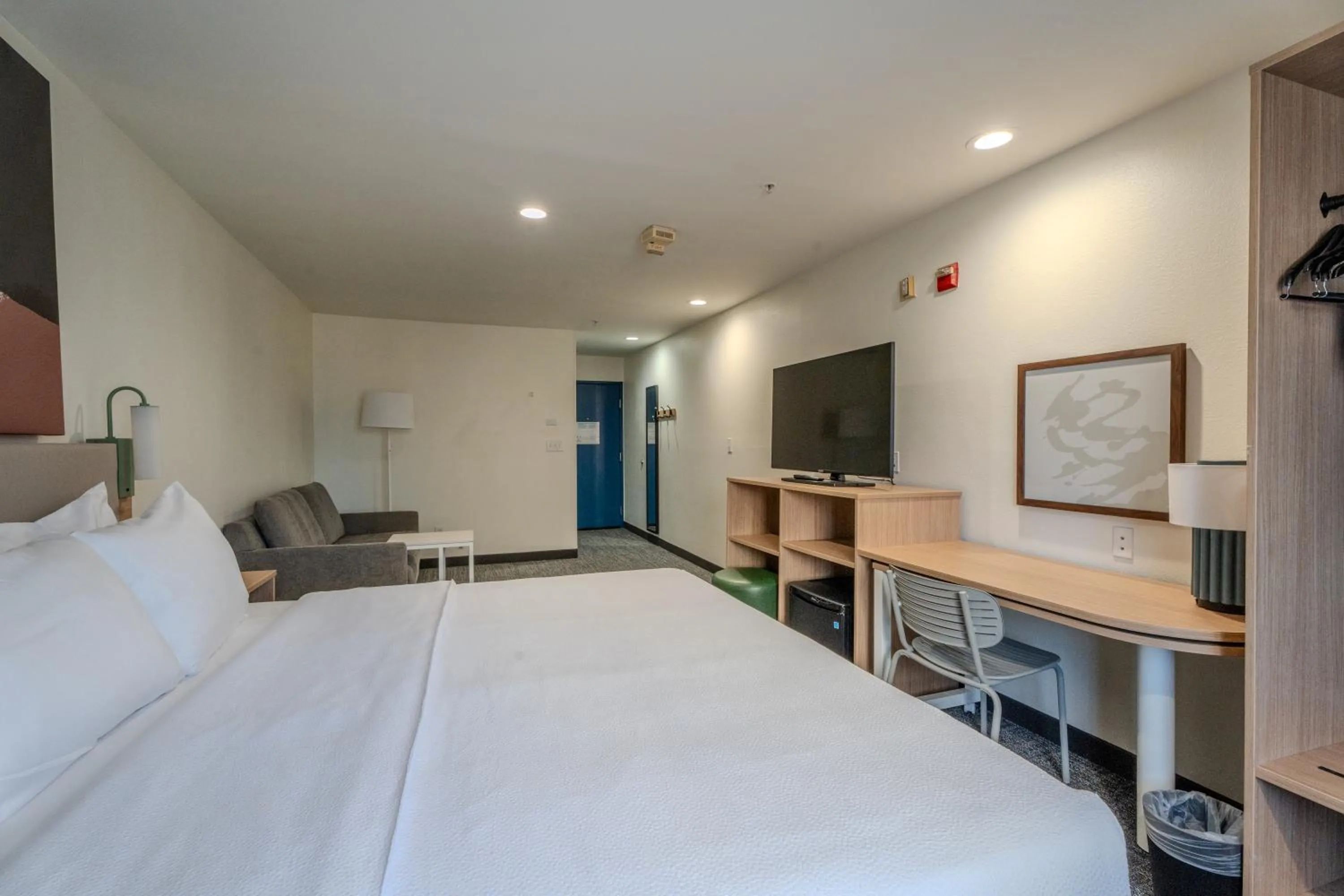 Bed in Comfort Inn & Suites Airport Dulles-Gateway